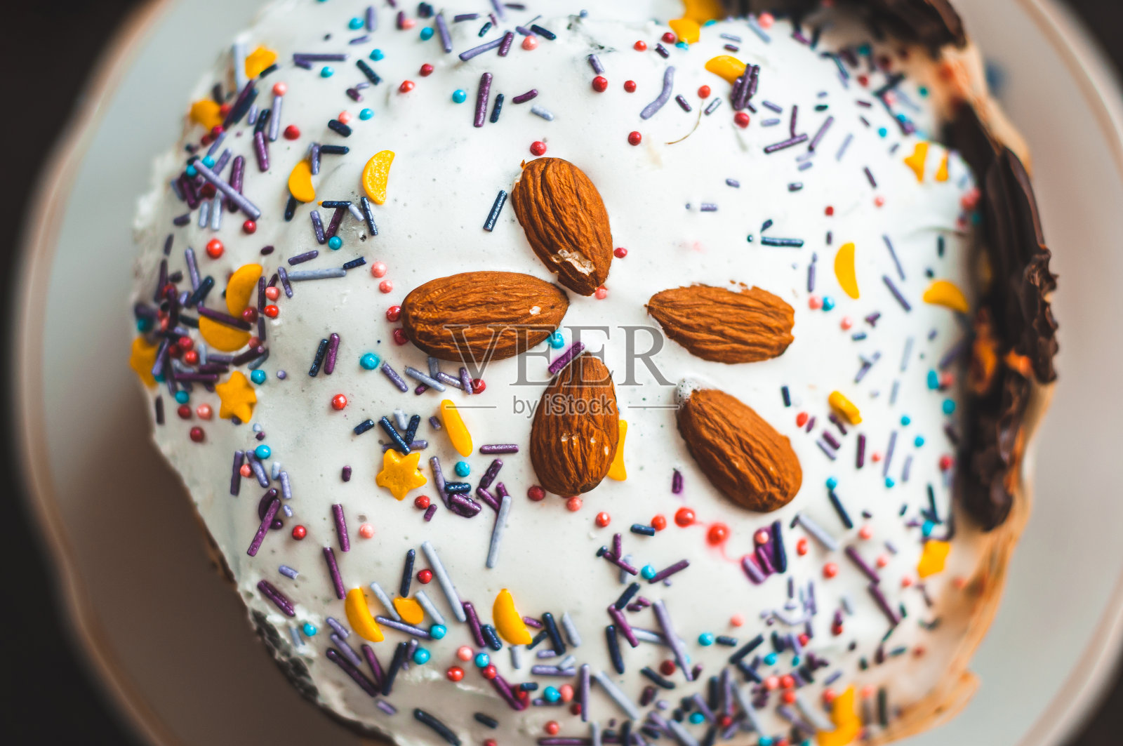 用杏仁坚果装饰的复活节蛋糕,用星星、棍子和球的形式装饰糕点。照片摄影图片