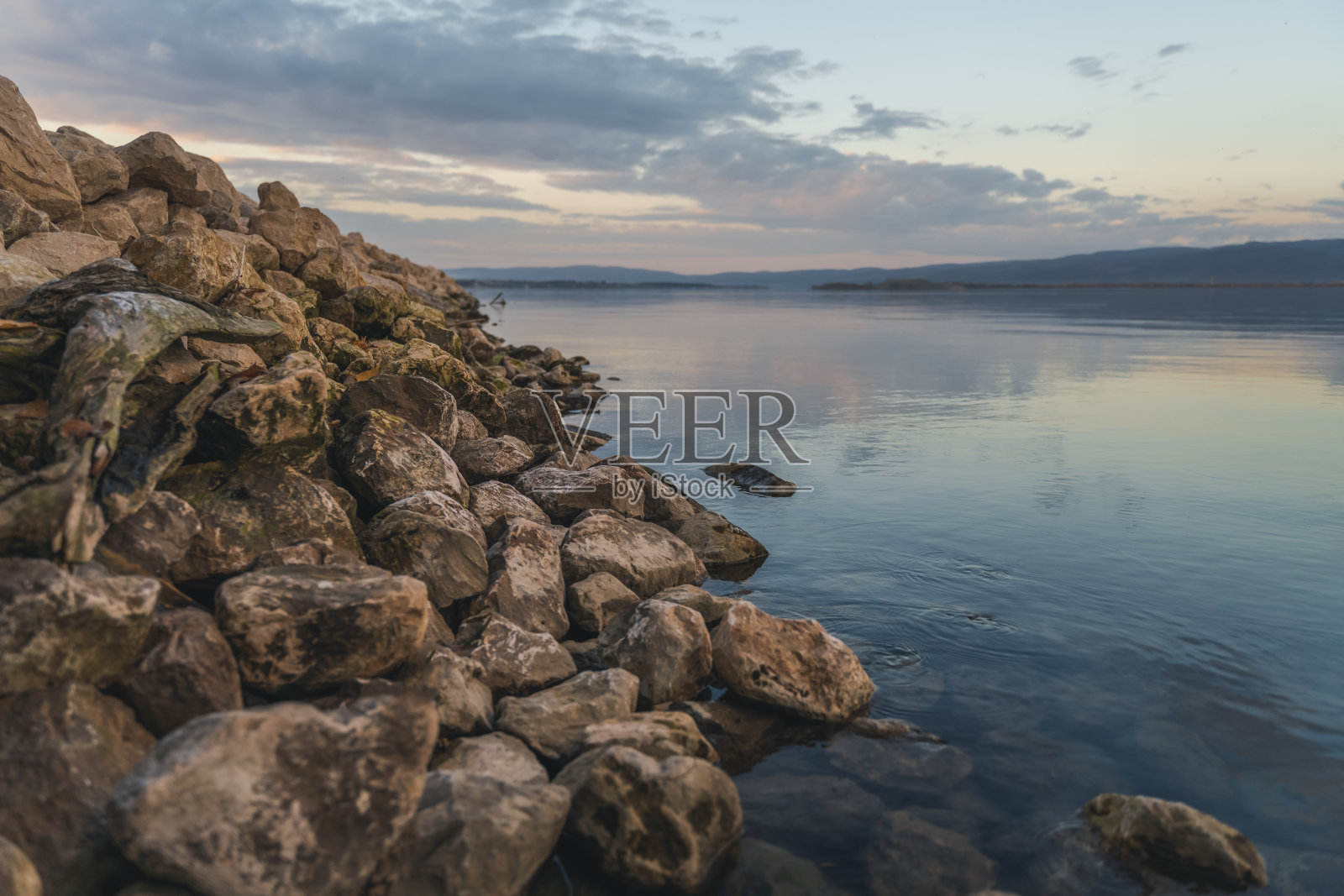 湖岸岩日落,风景秀丽照片摄影图片