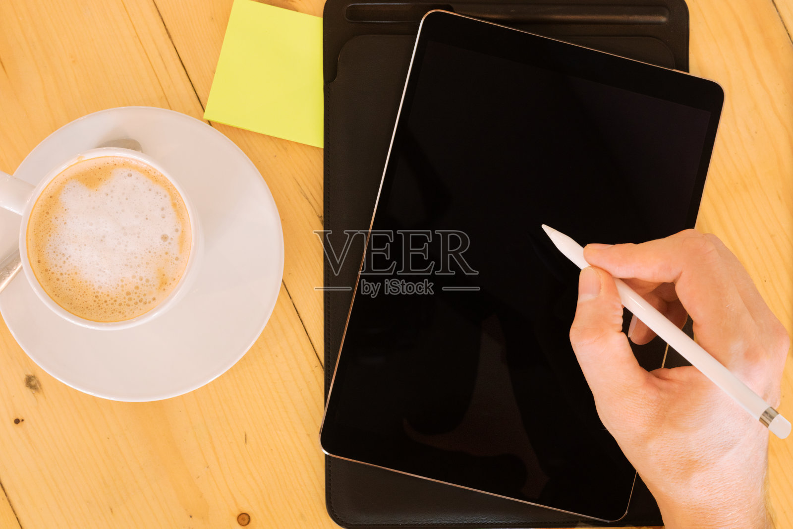 男性手持笔和平板电脑照片摄影图片