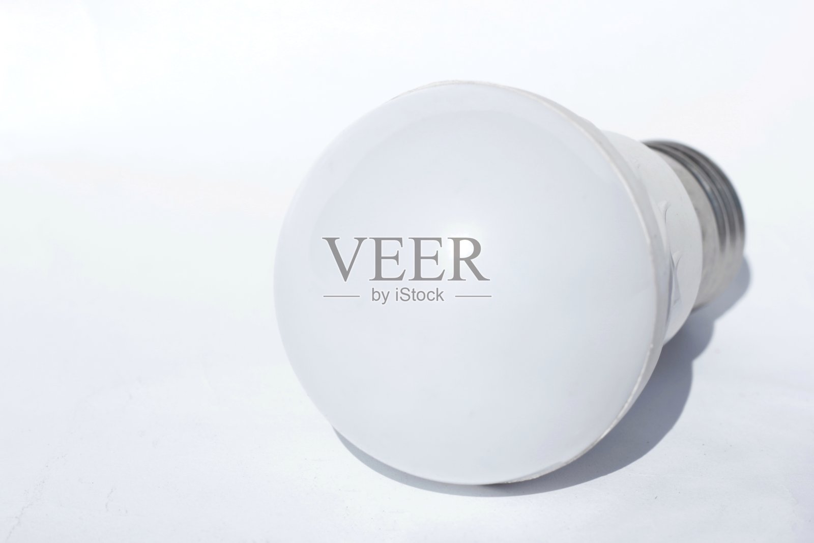 白色LED灯泡隔离在白色背景上的特写。照片摄影图片