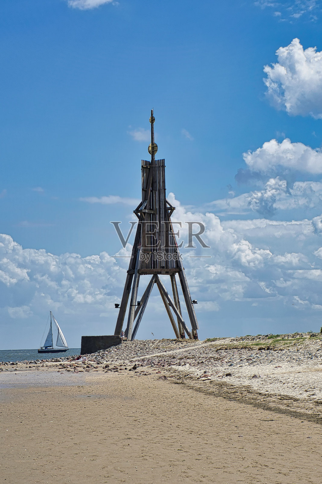 垂直拍摄的Kugelbake历史性的一天灯塔在多云的蓝天照片摄影图片