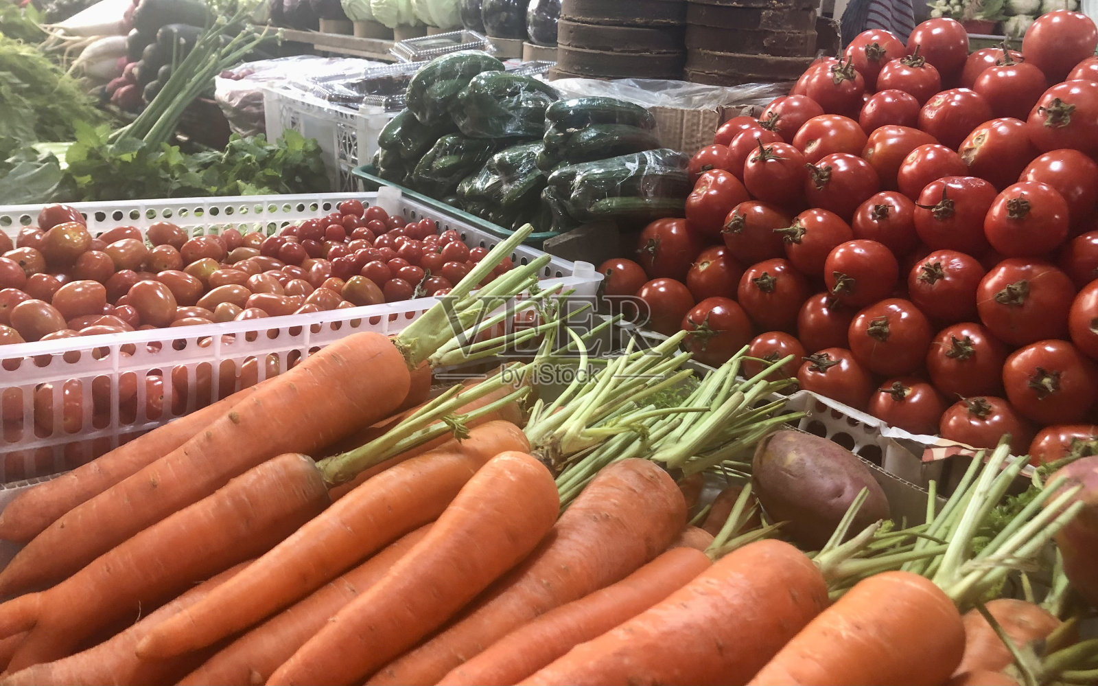 传统市场的胡萝卜和西红柿照片摄影图片