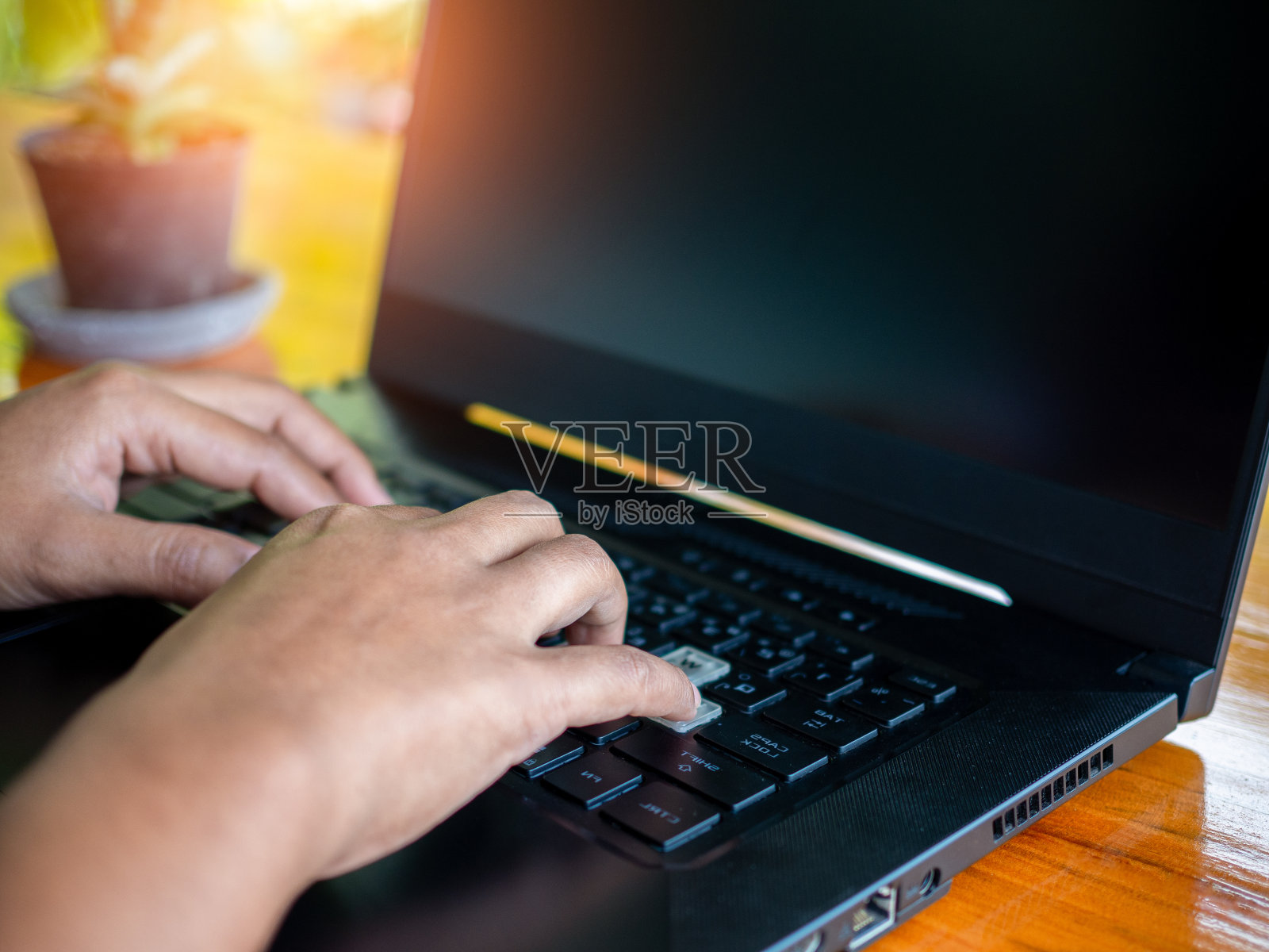 人手在电脑上工作。商业理念与传播技术照片摄影图片