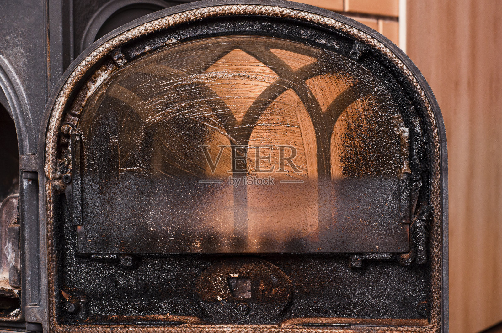 暴露于化学洗涤剂后,烧毁了壁炉门照片摄影图片