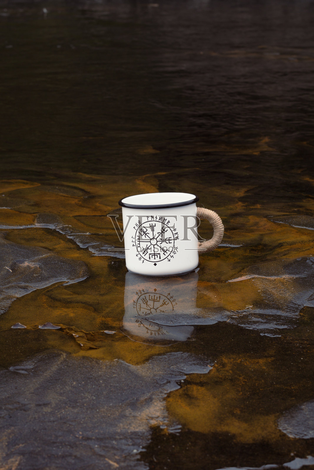 近杯与湿海滩上的符文概念照片照片摄影图片