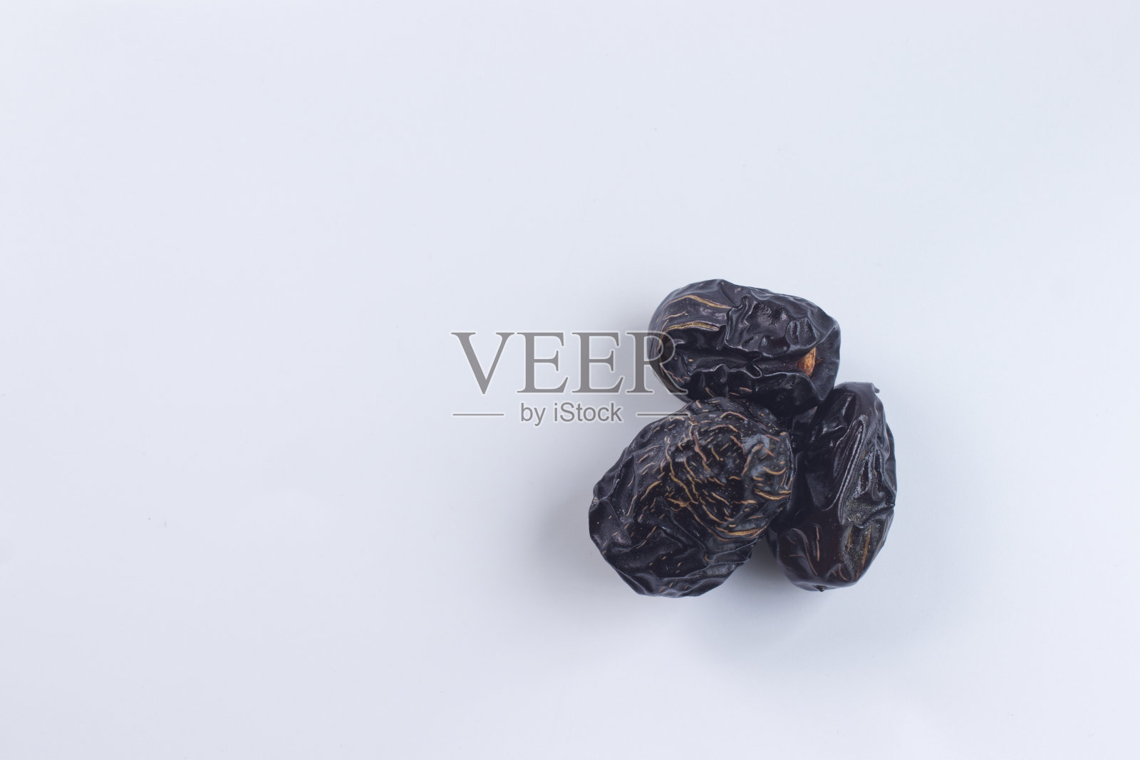 白底三个日期,ajwa日期,俯视图。照片摄影图片