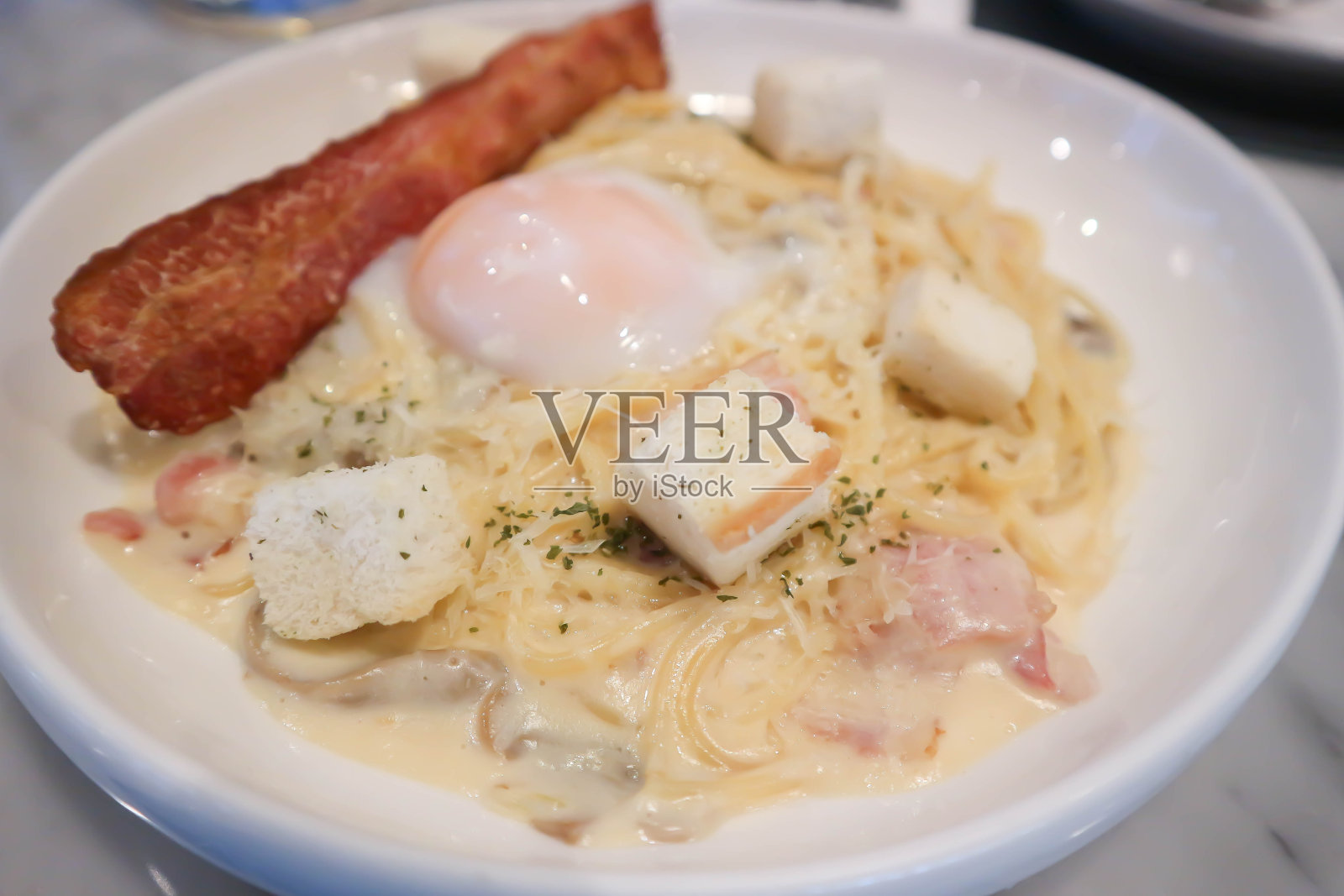 意大利面或意大利面条,意大利面或意大利面条加煮软蛋照片摄影图片