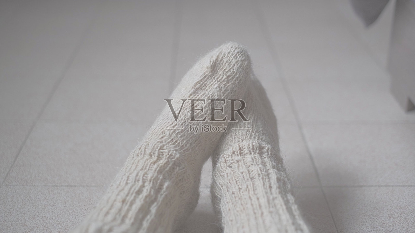 女人在冬天移动的脚在羊毛白色袜子靠近照片摄影图片