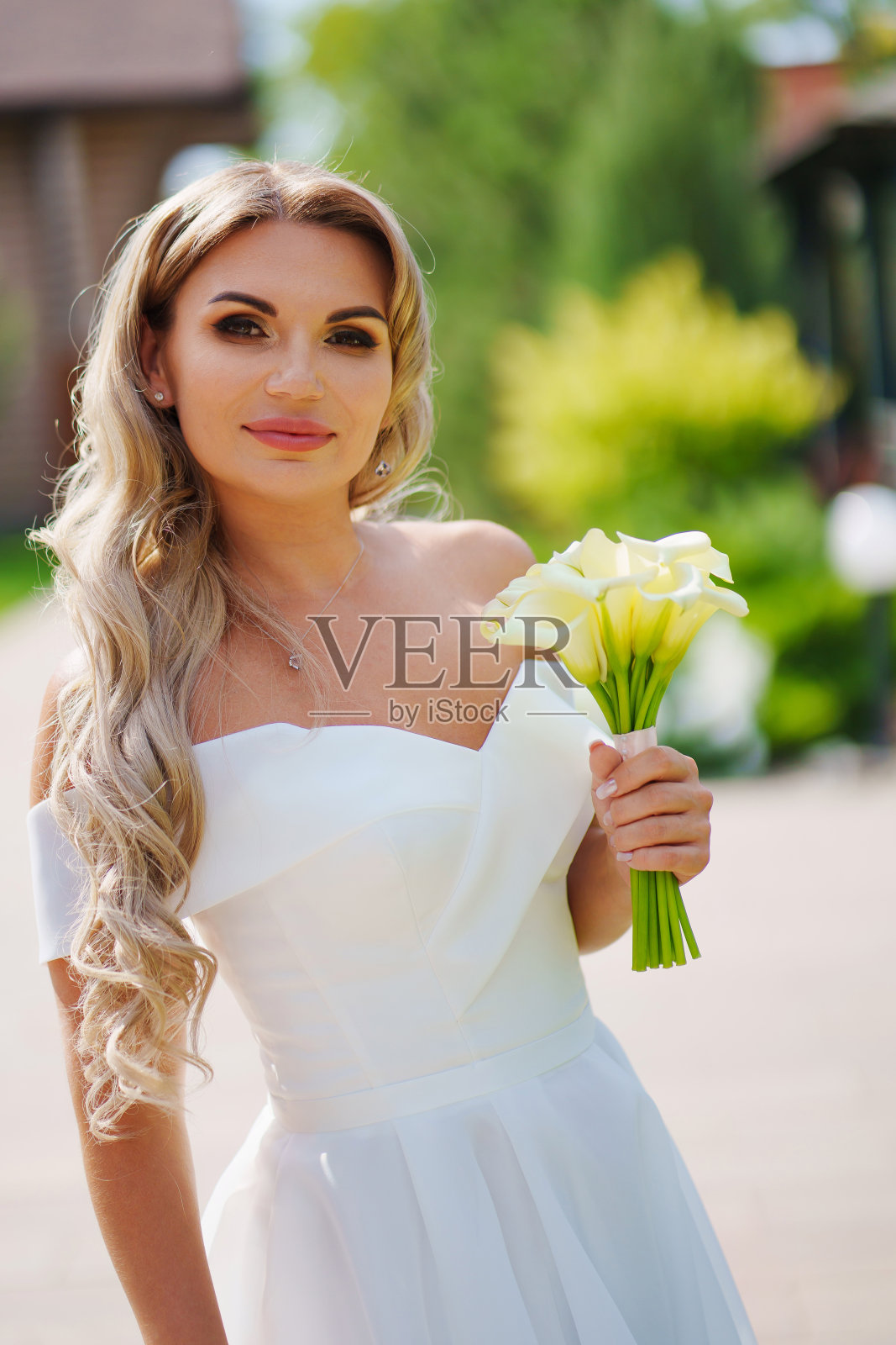 金发新娘捧着一束白裙马蹄莲婚礼时尚照片摄影图片