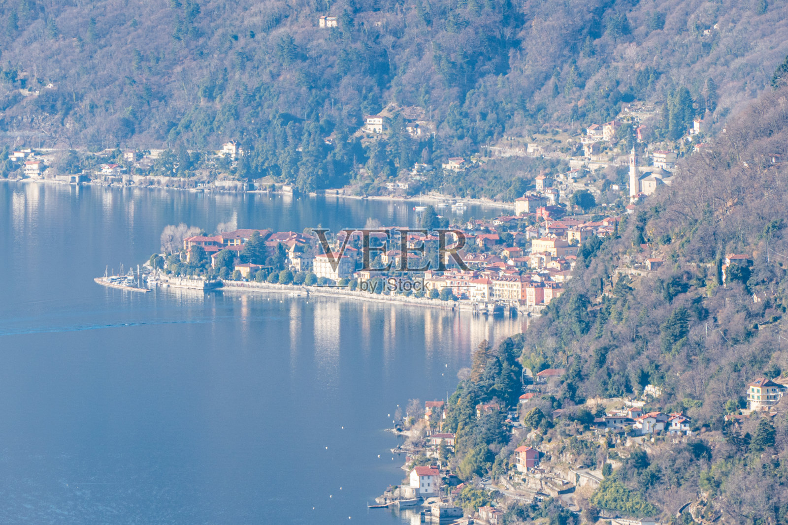 马焦雷湖中卡纳罗的鸟瞰图照片摄影图片