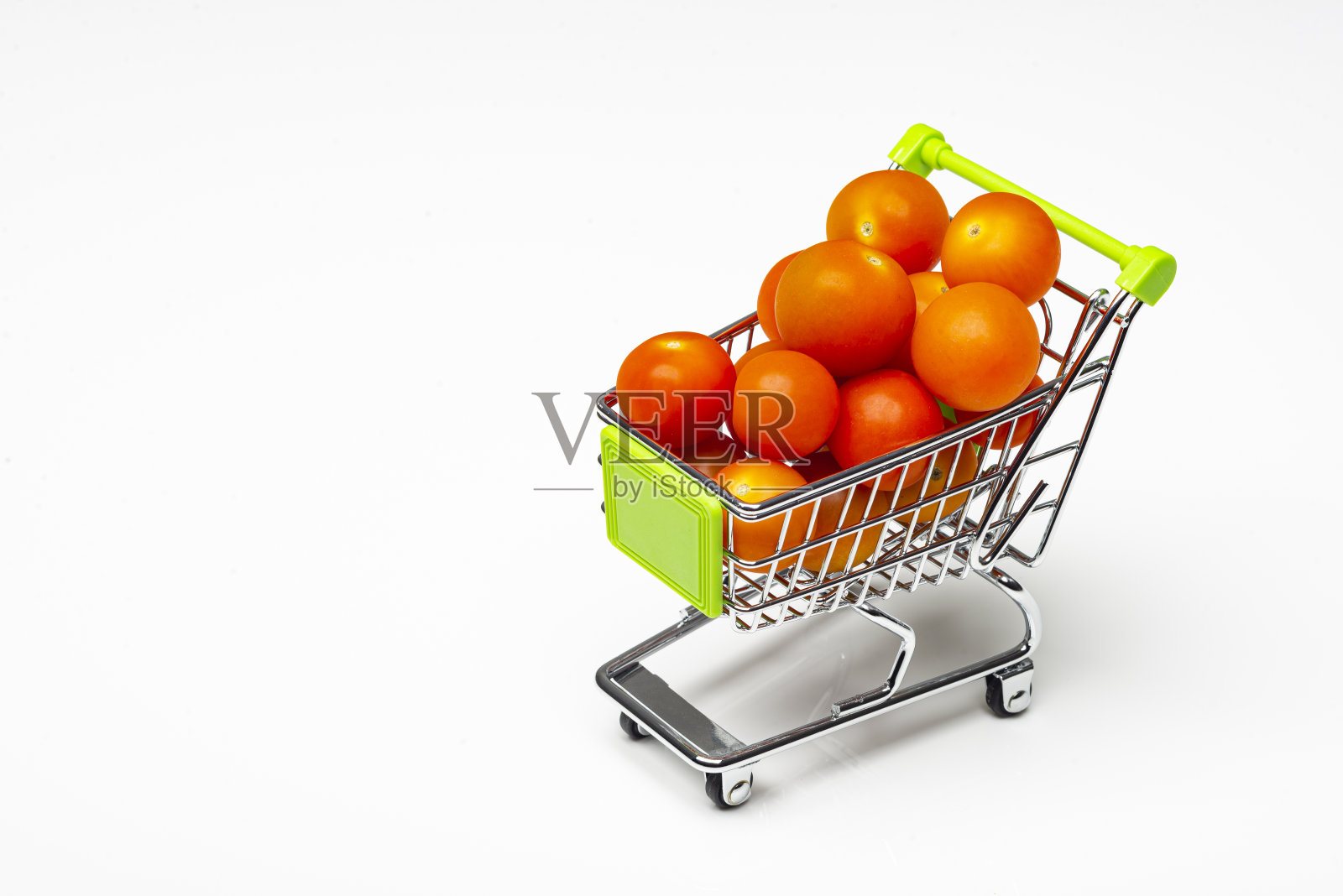 新鲜的圣女果放在购物车里照片摄影图片