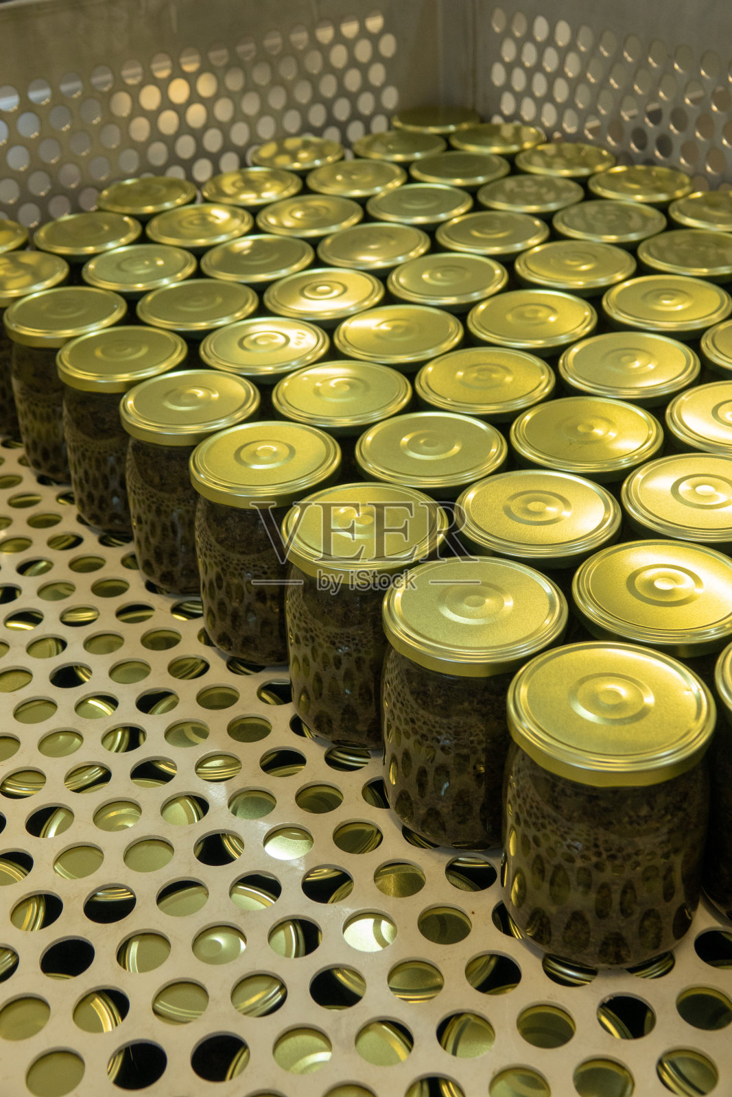 工厂里的一组玻璃瓶照片摄影图片