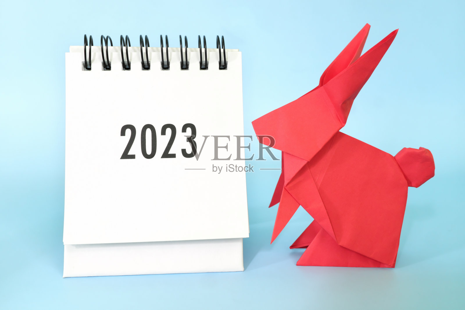 2023年农历新年兔年的概念。2023年台历红兔折纸。照片摄影图片