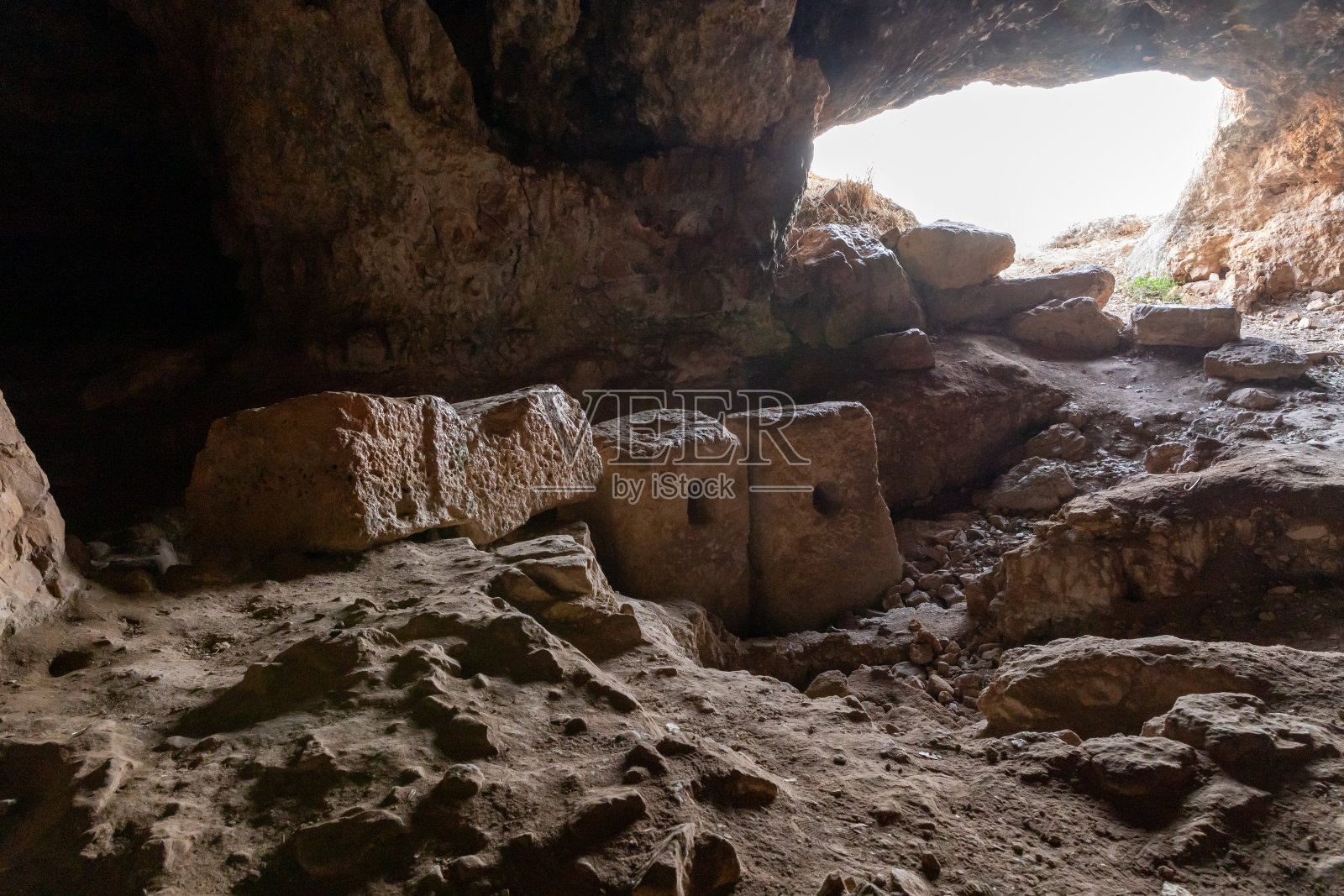 以色列北部约德法特国家公园原始人居住的洞穴内的大型石磨照片摄影图片