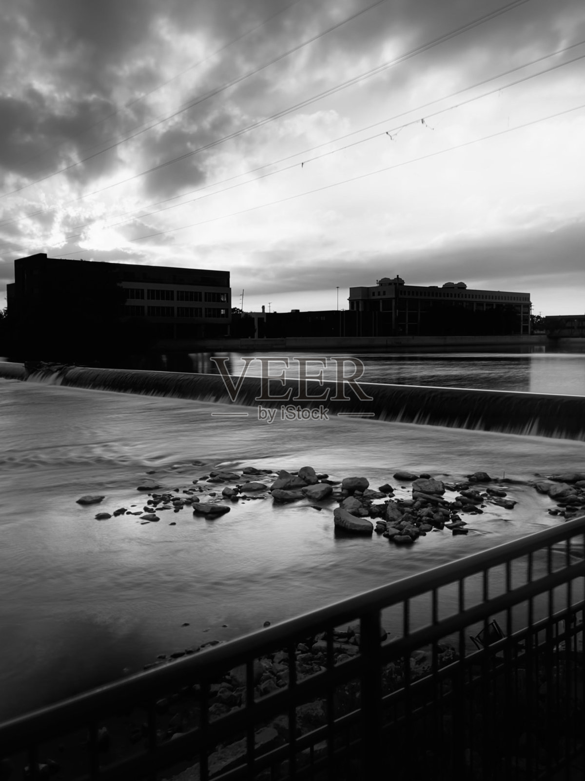 河流中的小瀑布的灰度视图,大急流城,密歇根州与多云的天空照片摄影图片