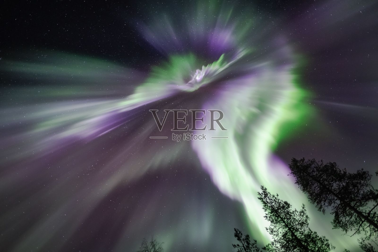 芬兰拉普兰的北极光或北极光令人惊叹的景色照片摄影图片