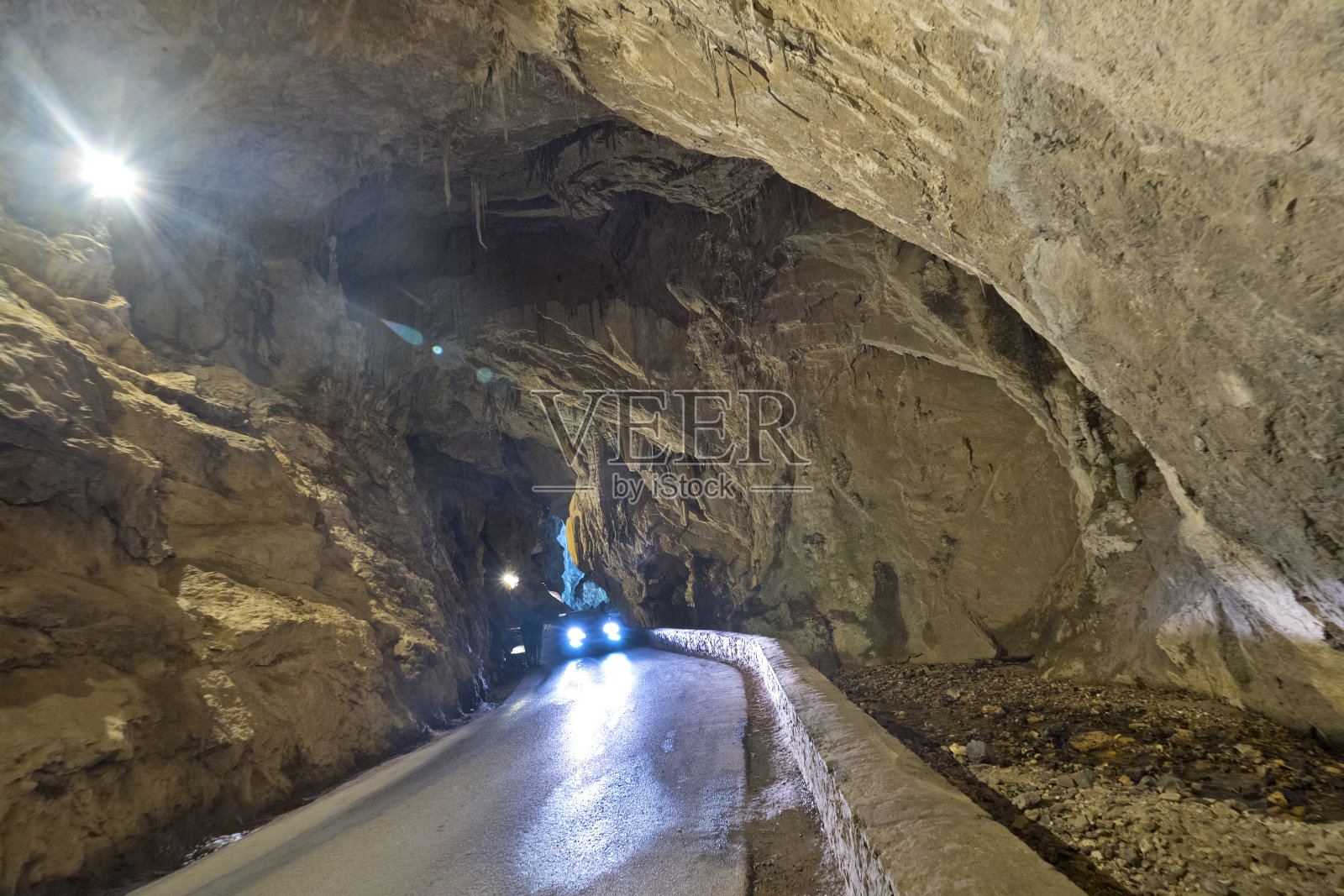 La Cuevona,公路天然岩溶洞穴,水洞穴,西班牙照片摄影图片