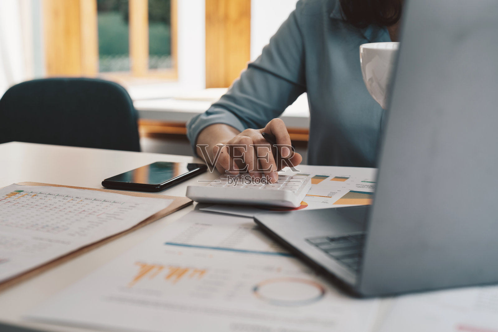 会计女企业家是计算收入支出和分析房地产投资数据,致力于公司的进步和增长,财务和税收系统的概念。照片摄影图片