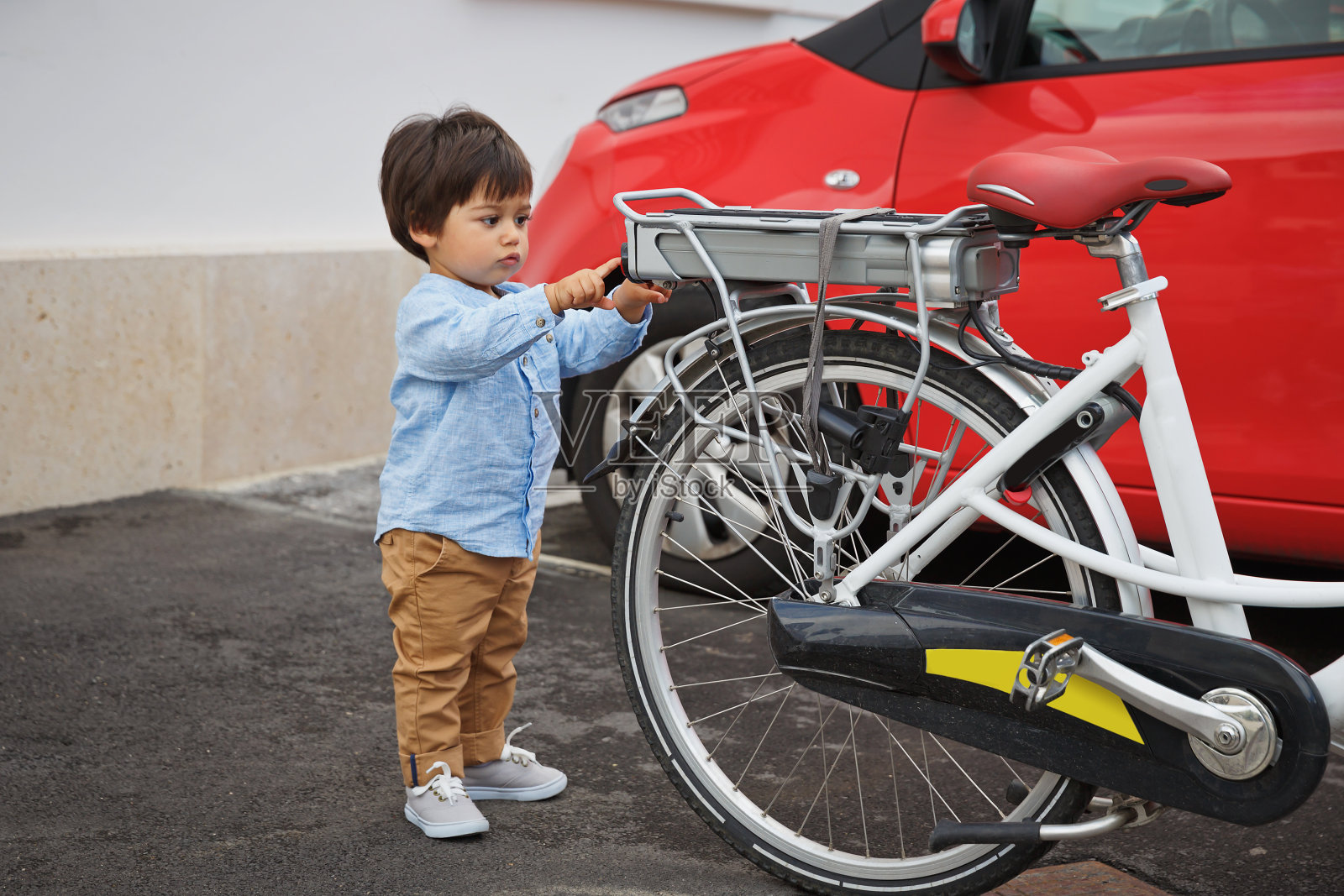 小东方帅哥在户外玩自行车照片摄影图片