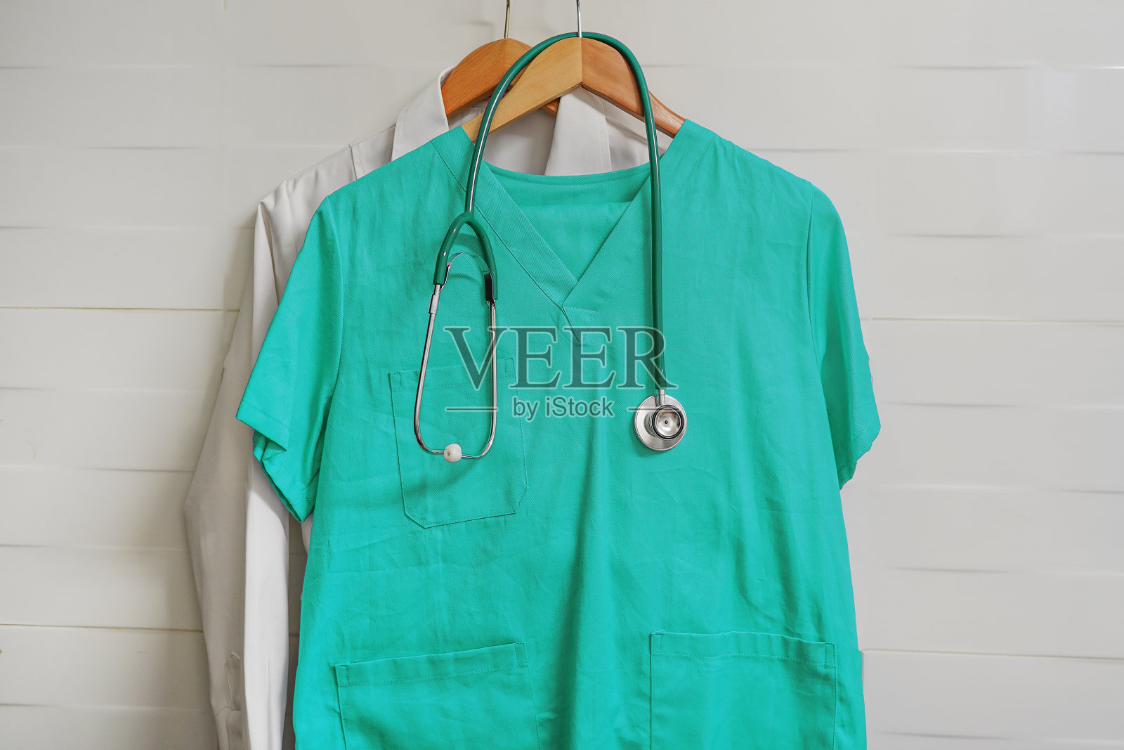 医生手术服、听诊器和实验服特写照片摄影图片