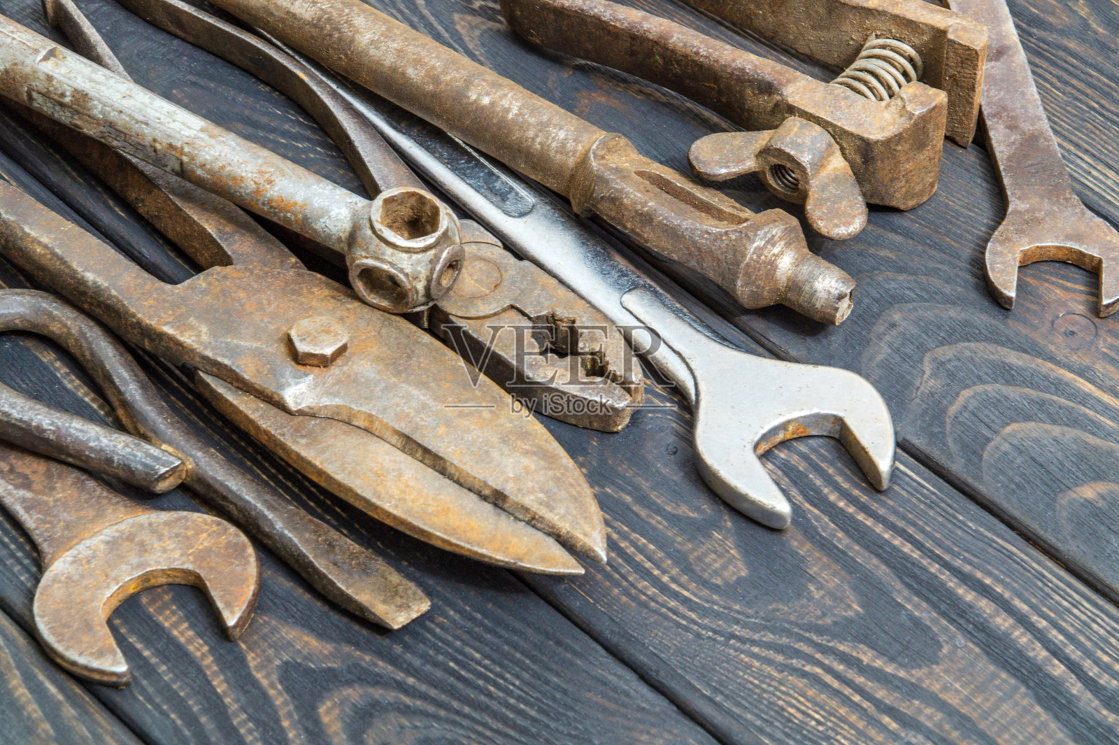 旧工具堆叠在黑色的复古木材背景工作后照片摄影图片