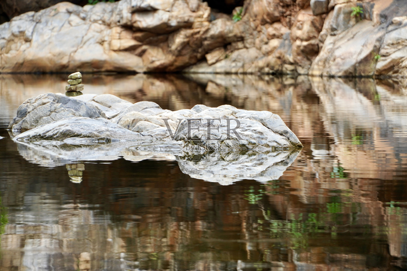 岩石和倒影。照片摄影图片