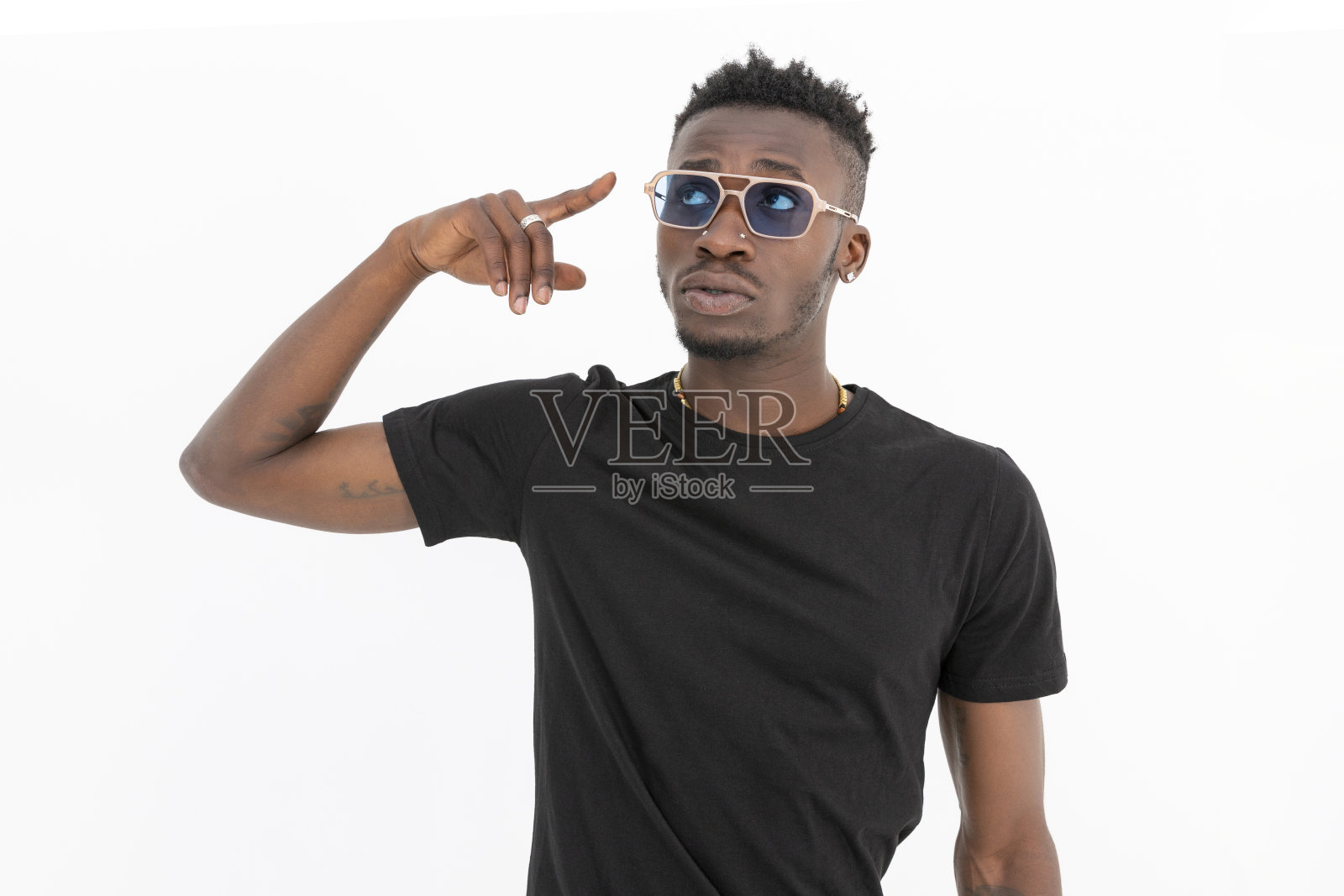 一个非洲裔美国人,穿着黑色t恤,戴着太阳镜,背景是白色的。照片摄影图片