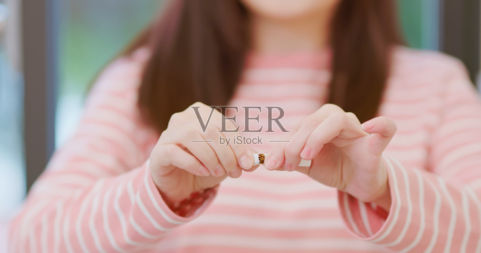 女子戒烟成功照片摄影图片