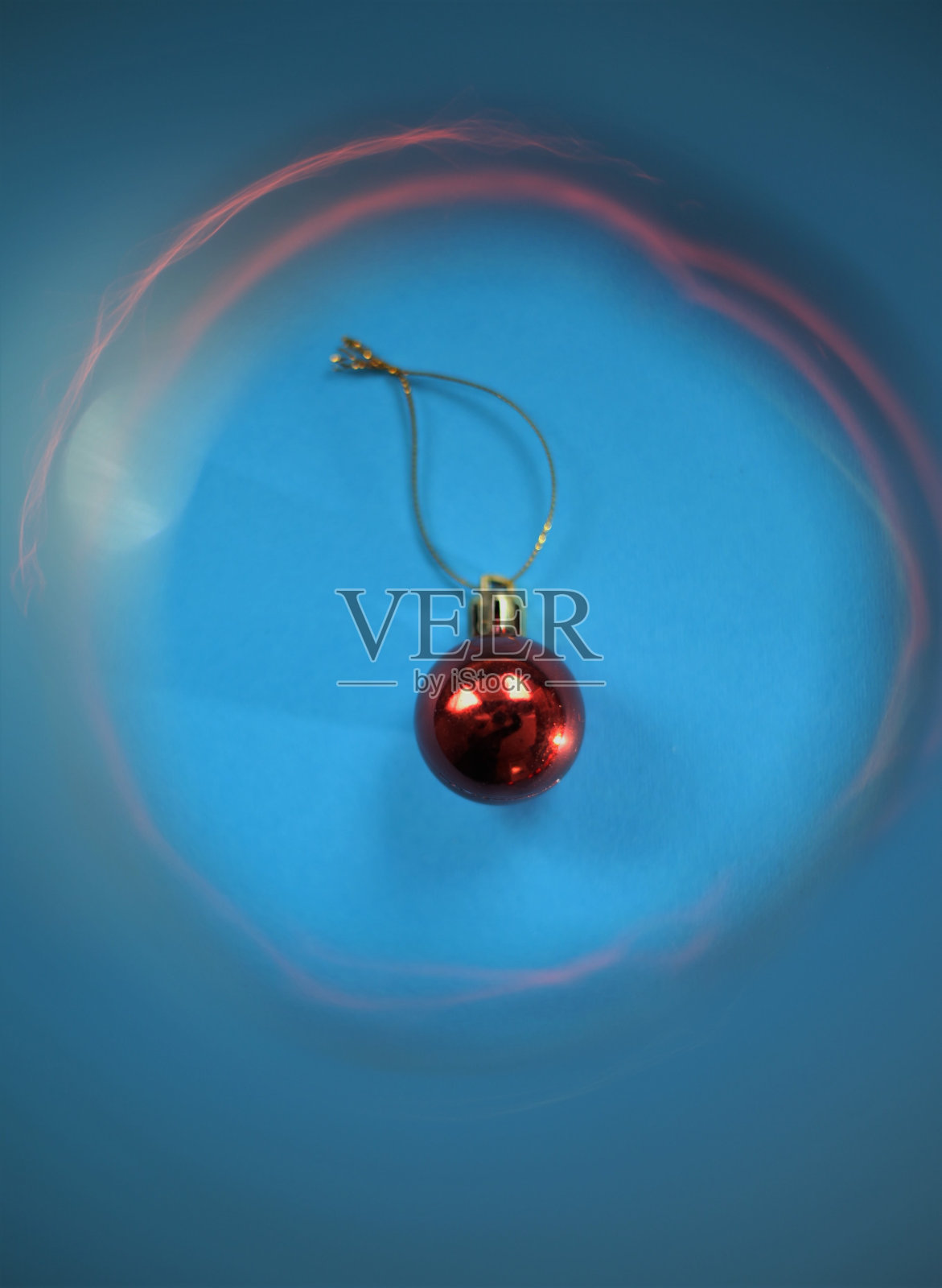 新年的装饰红球为圣诞树照片摄影图片