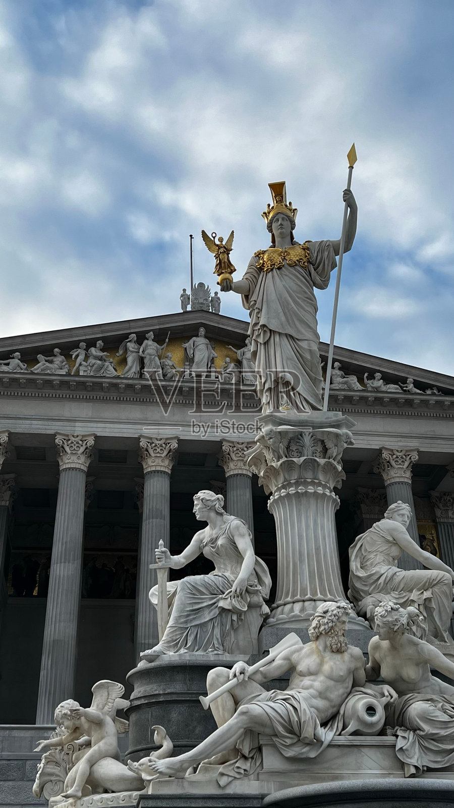 位于维也纳的奥地利议会前的雅典娜喷泉雕塑照片摄影图片