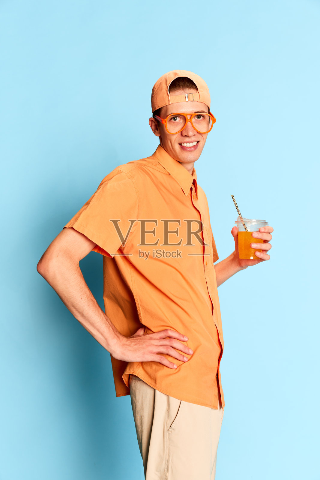 情绪,奇怪的人概念。肖像的年轻情感男子在休闲服装和帽子孤立的浅蓝色背景。青春、时尚、面部表情、情绪、生活方式、广告照片摄影图片