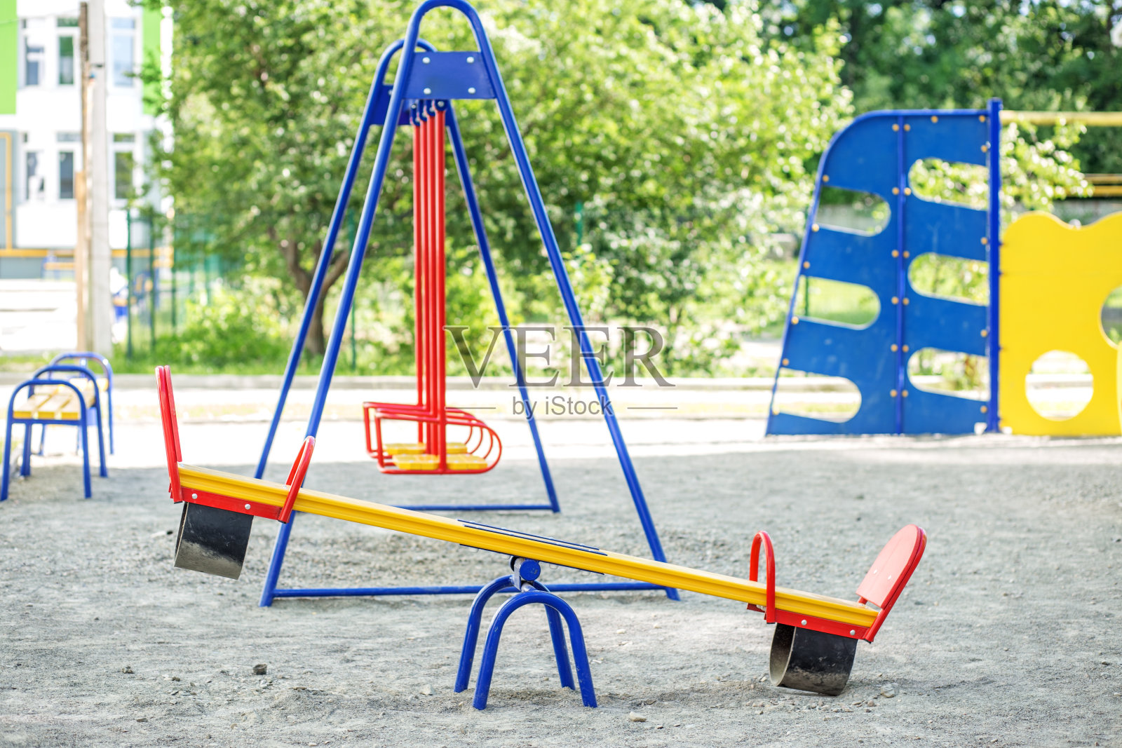 学校里有儿童游乐场。童年、育儿、游戏的概念。照片摄影图片