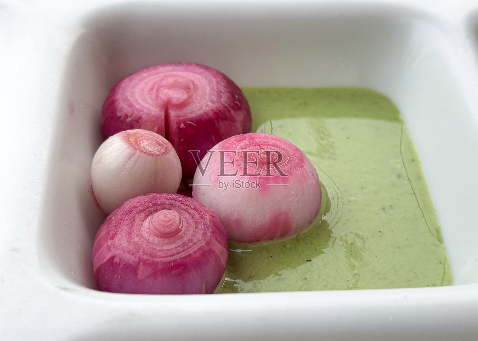 有机红洋葱配绿色酸辣酱照片摄影图片