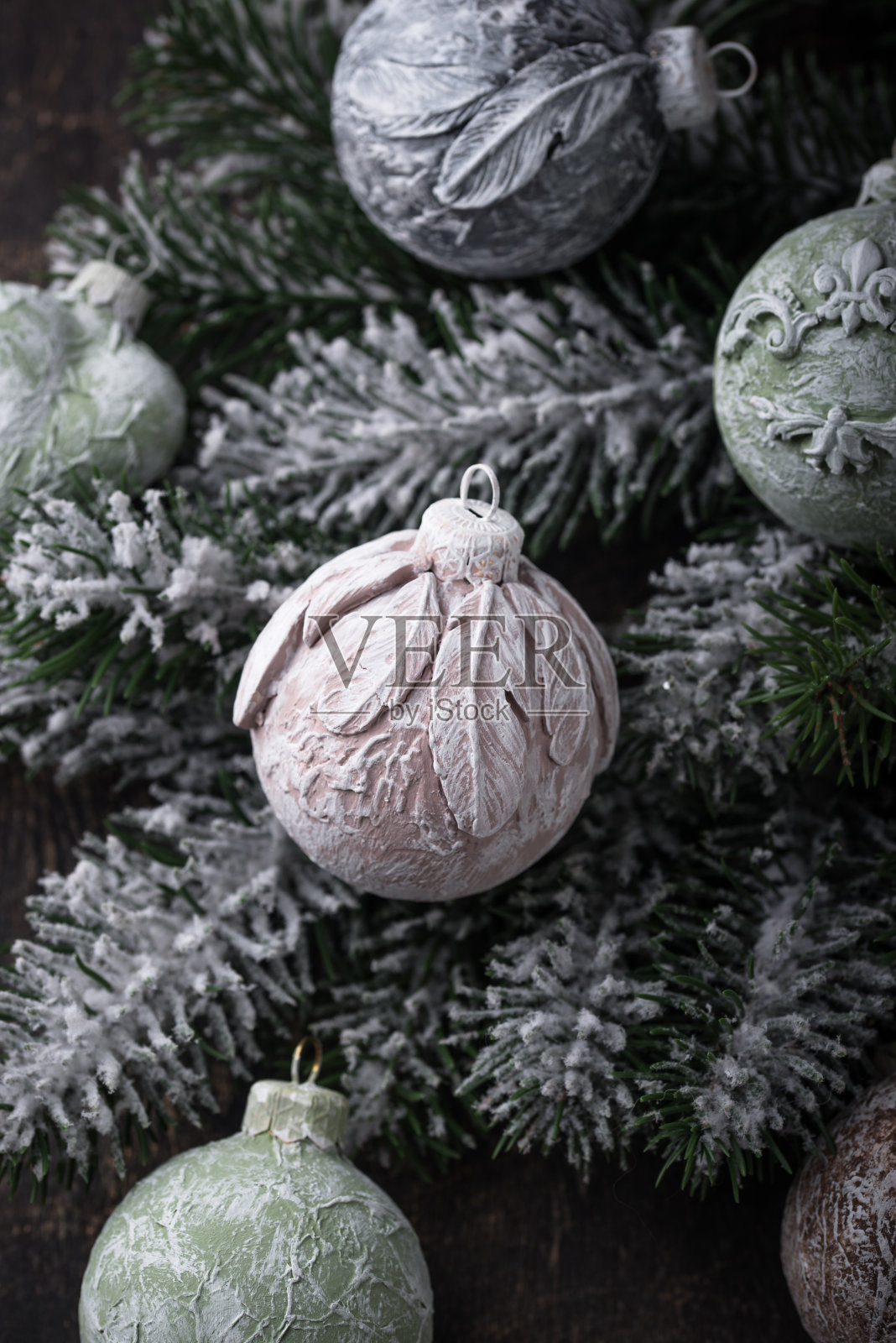 复古手工制作的圣诞树球照片摄影图片