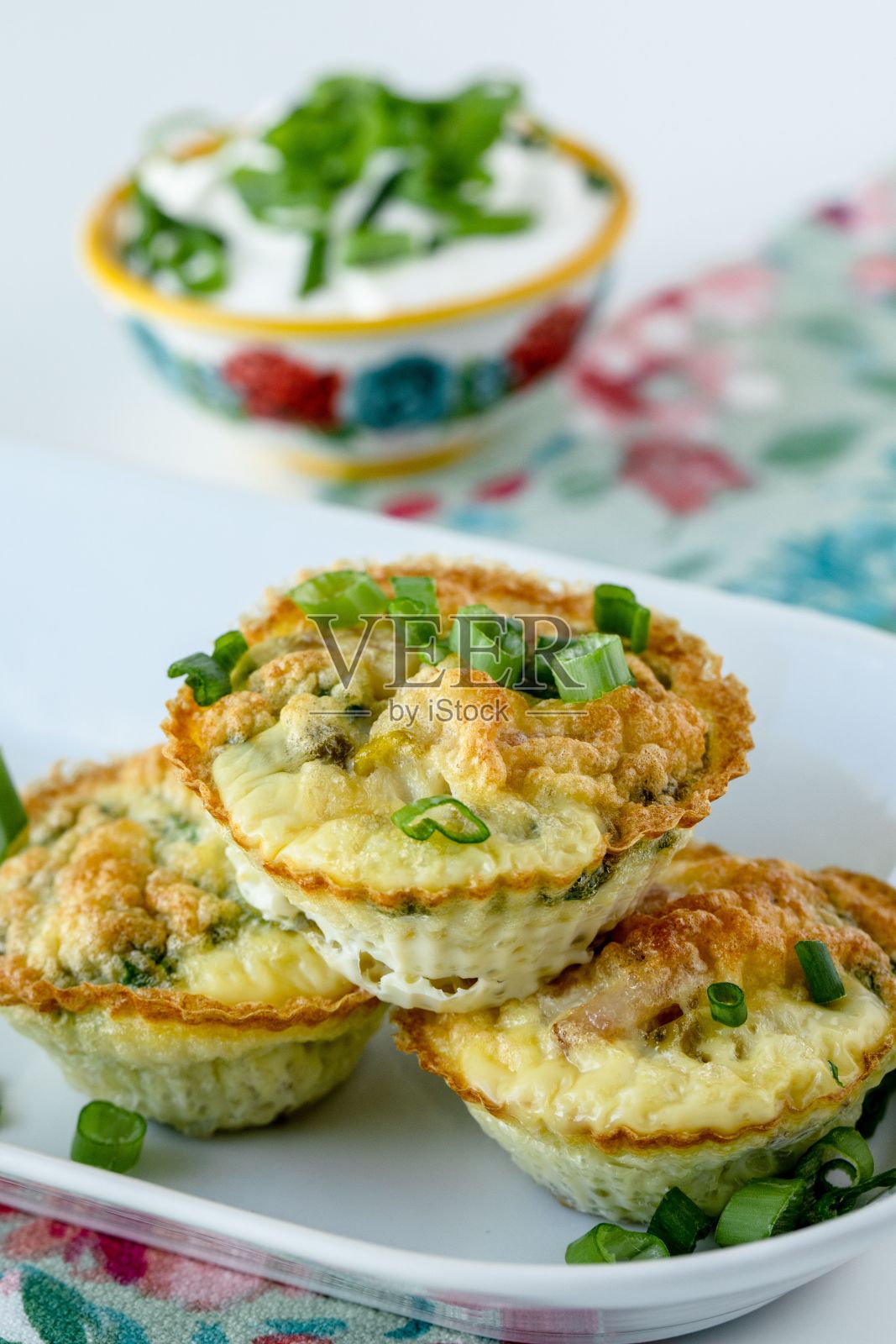 垂直特写镜头,鸡蛋被盛在白色盘子里,旁边蘸着酱汁照片摄影图片