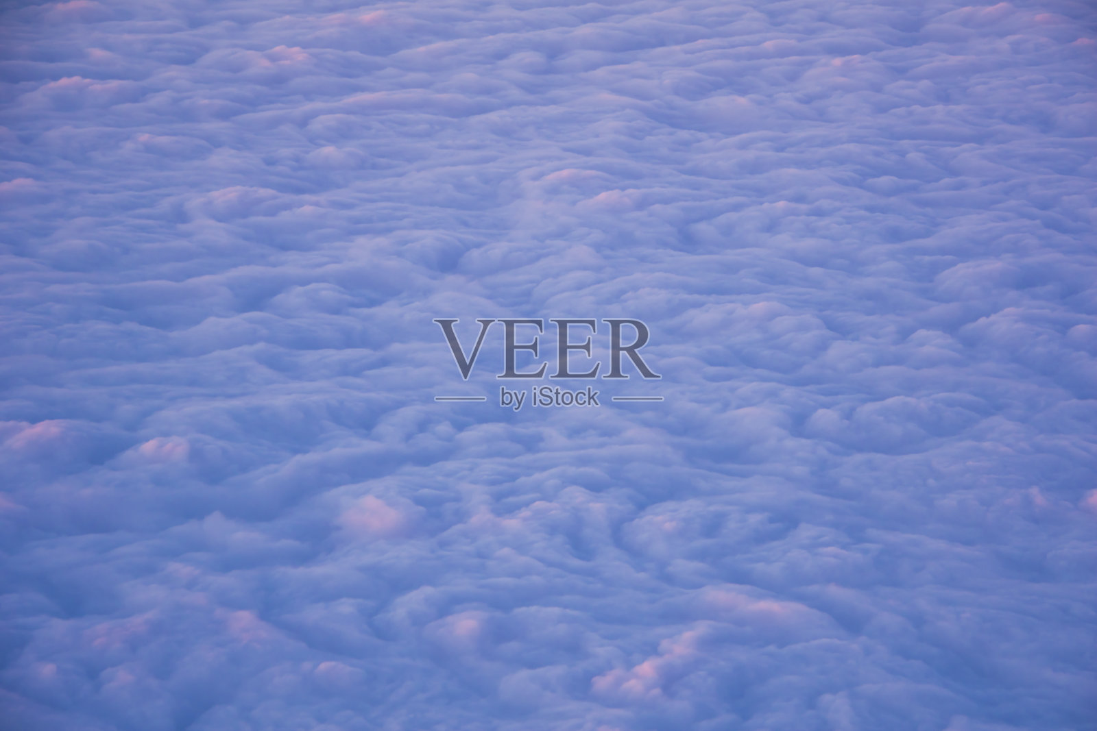 太阳落云床。照片摄影图片