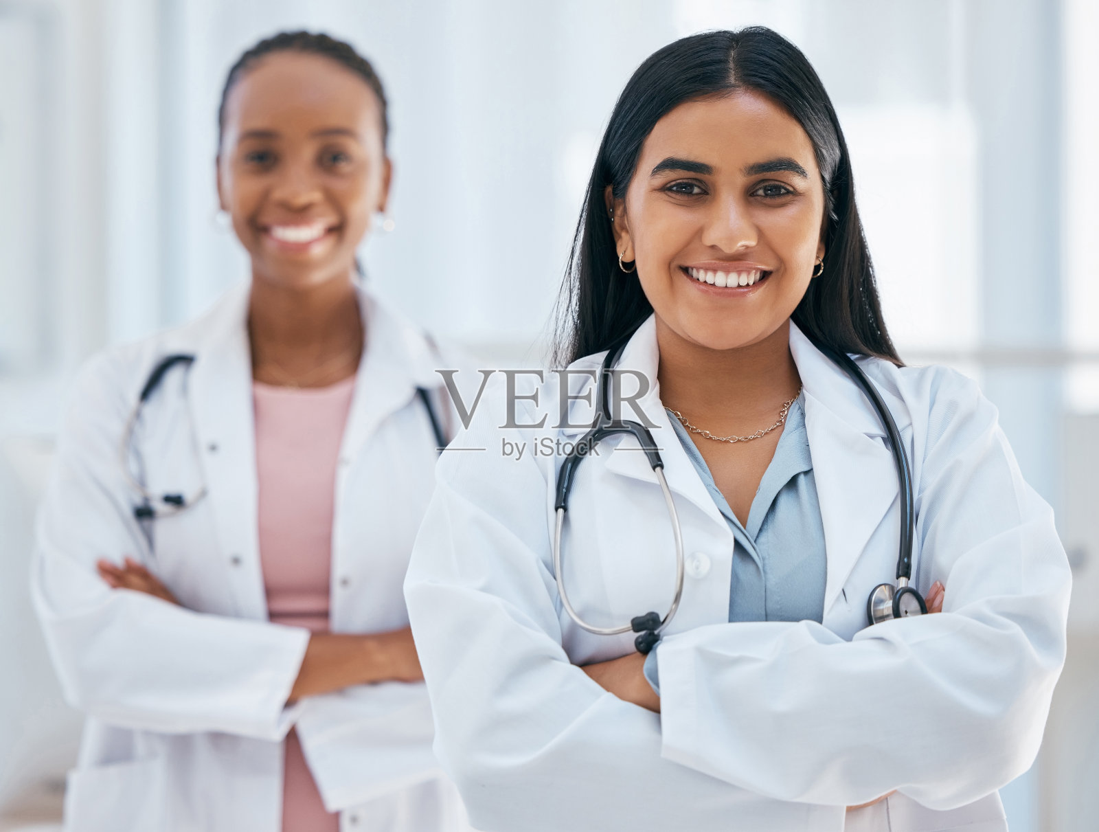 领导能力、团队精神和女医生在医院的伙伴关系,为医疗创新感到自豪、快乐和兴奋。健康、团队和画像,支持、协作和信任医疗保健工作照片摄影图片