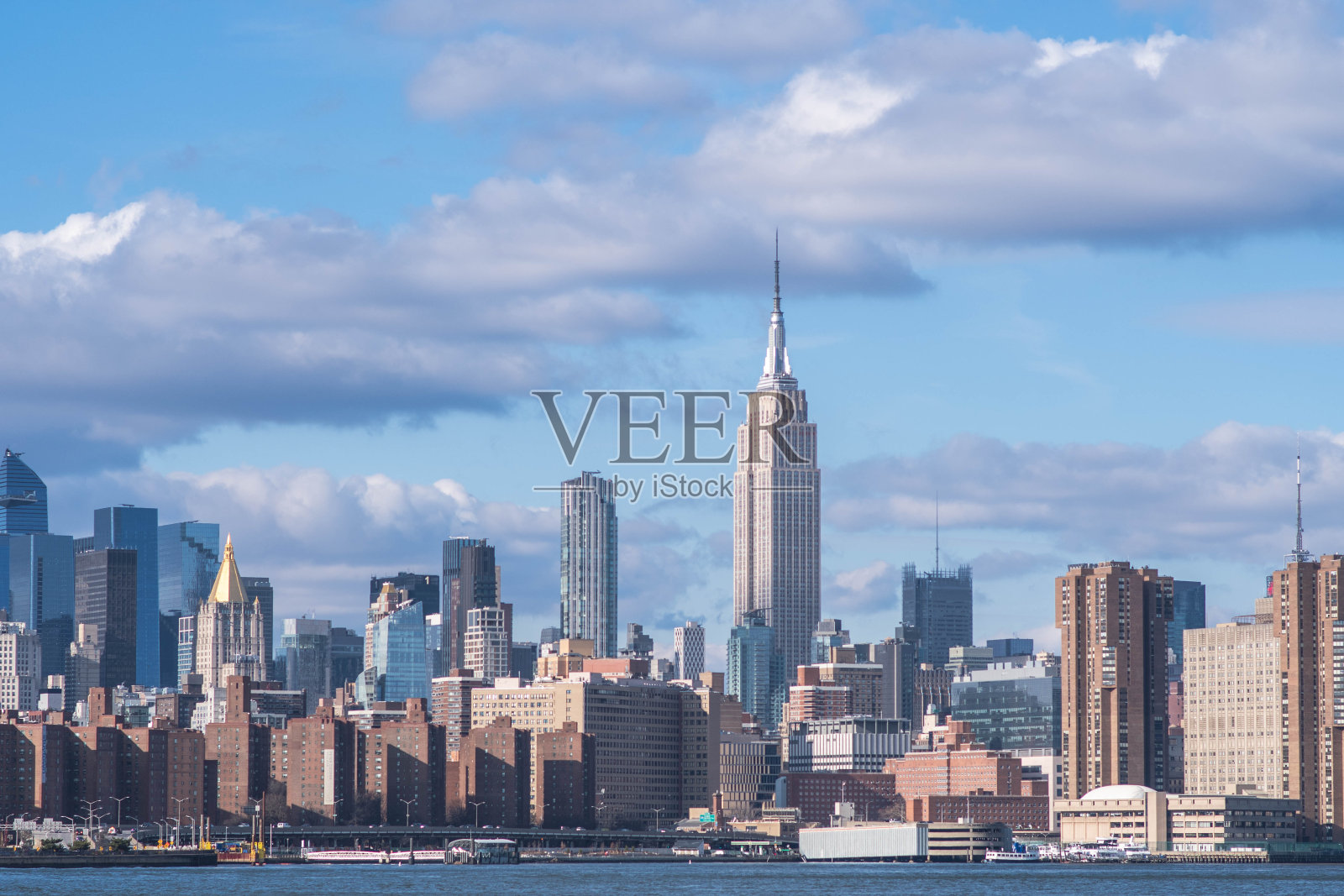 纽约市天际线在完美的白天光线与多云的天空照片摄影图片