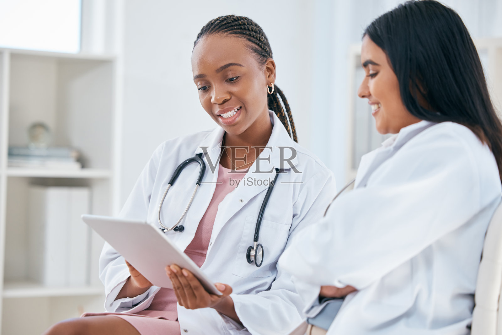 医生,妇女和数字平板电脑在医院的保健,规划和医疗创新。医学、视觉和健康专家与医学实习生合作讨论在线治疗计划照片摄影图片