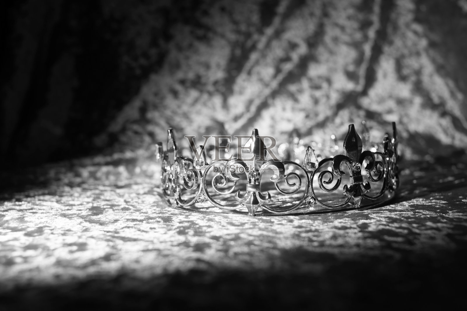 金色皇冠在天鹅绒织物背景。黑色和白色。照片摄影图片