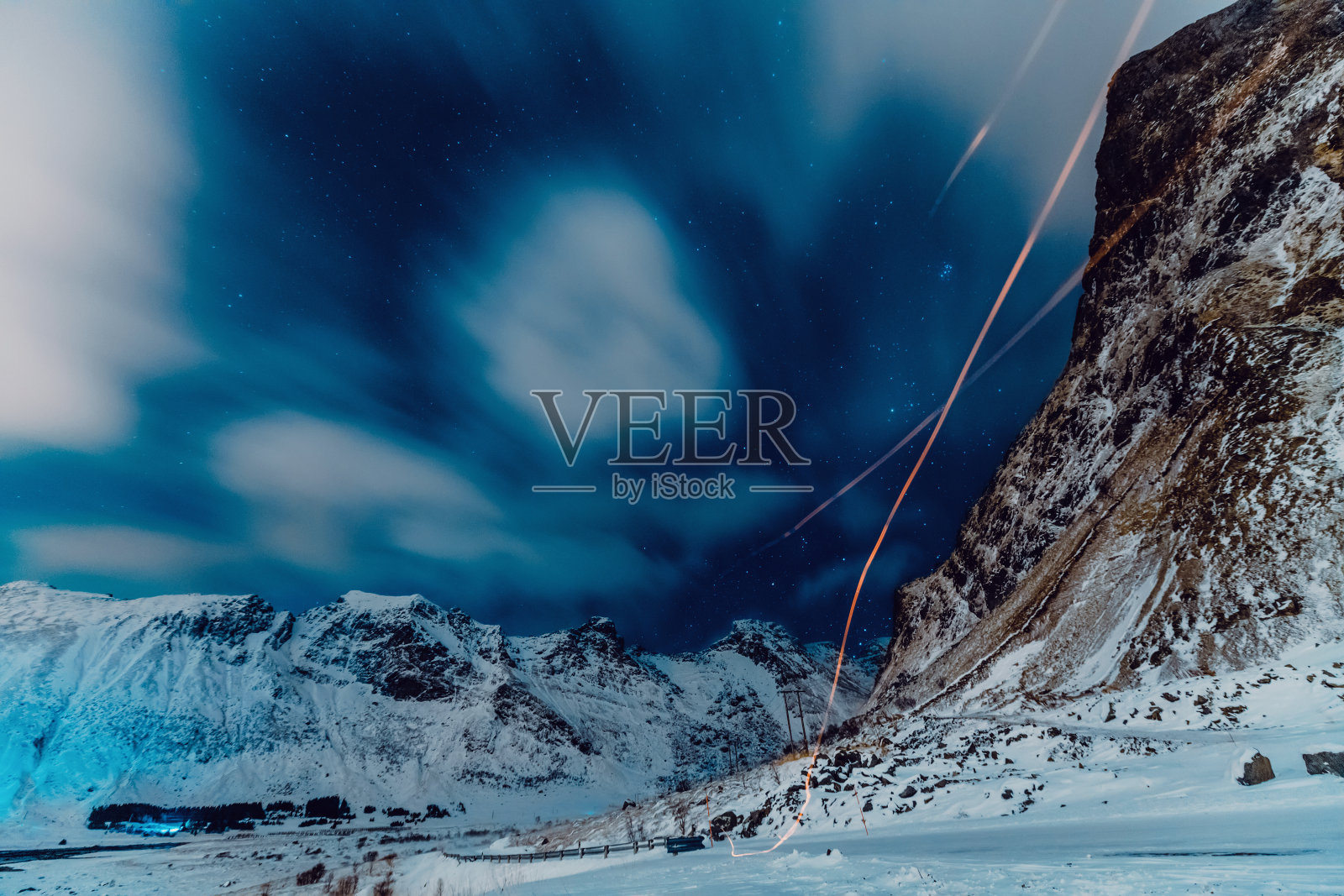 在北方看到的令人惊叹的北极光,明亮的绿色带在天空中跳舞,下面是一个令人惊叹的小木屋。照片摄影图片