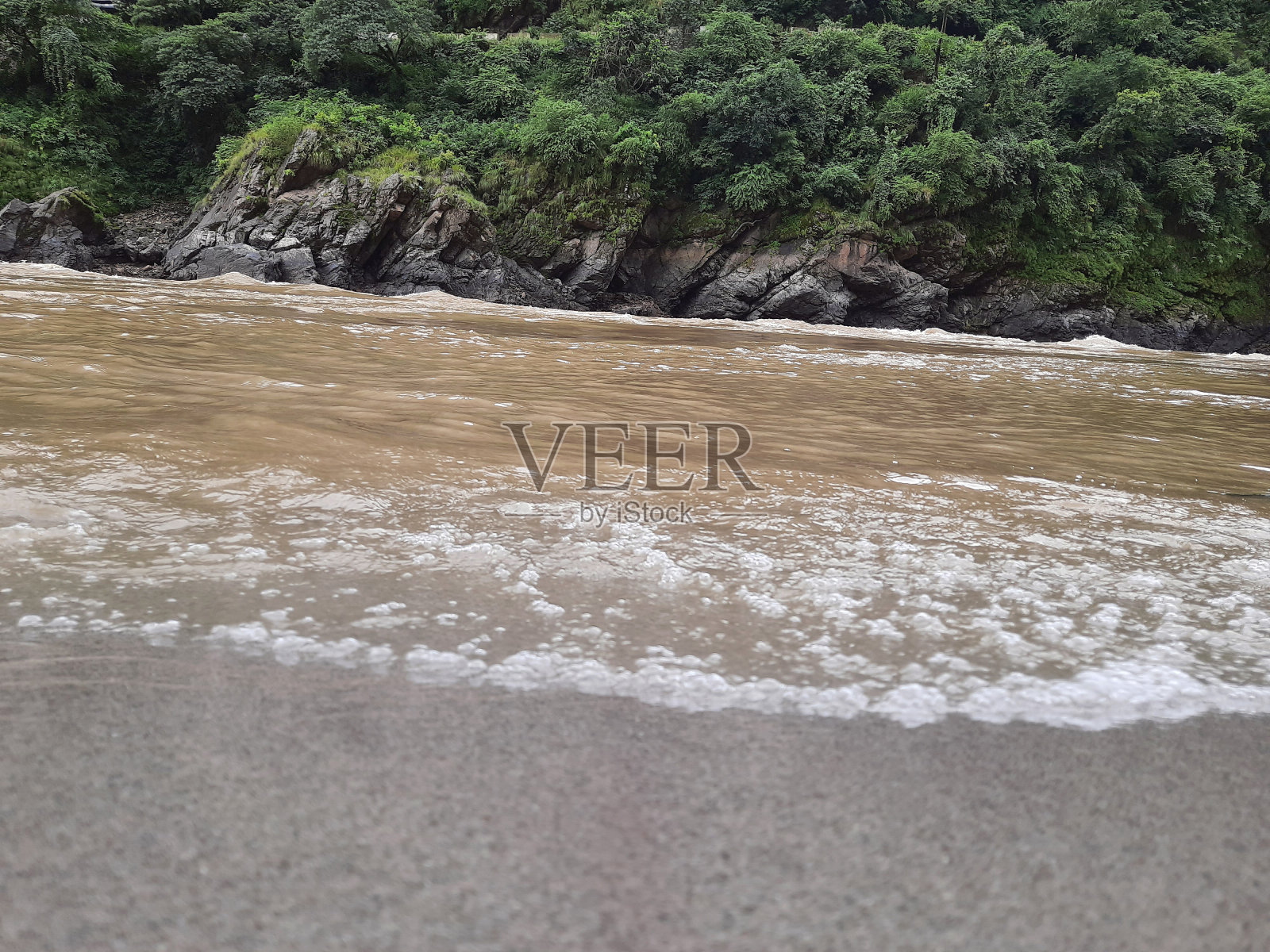 海滩上的海浪照片摄影图片