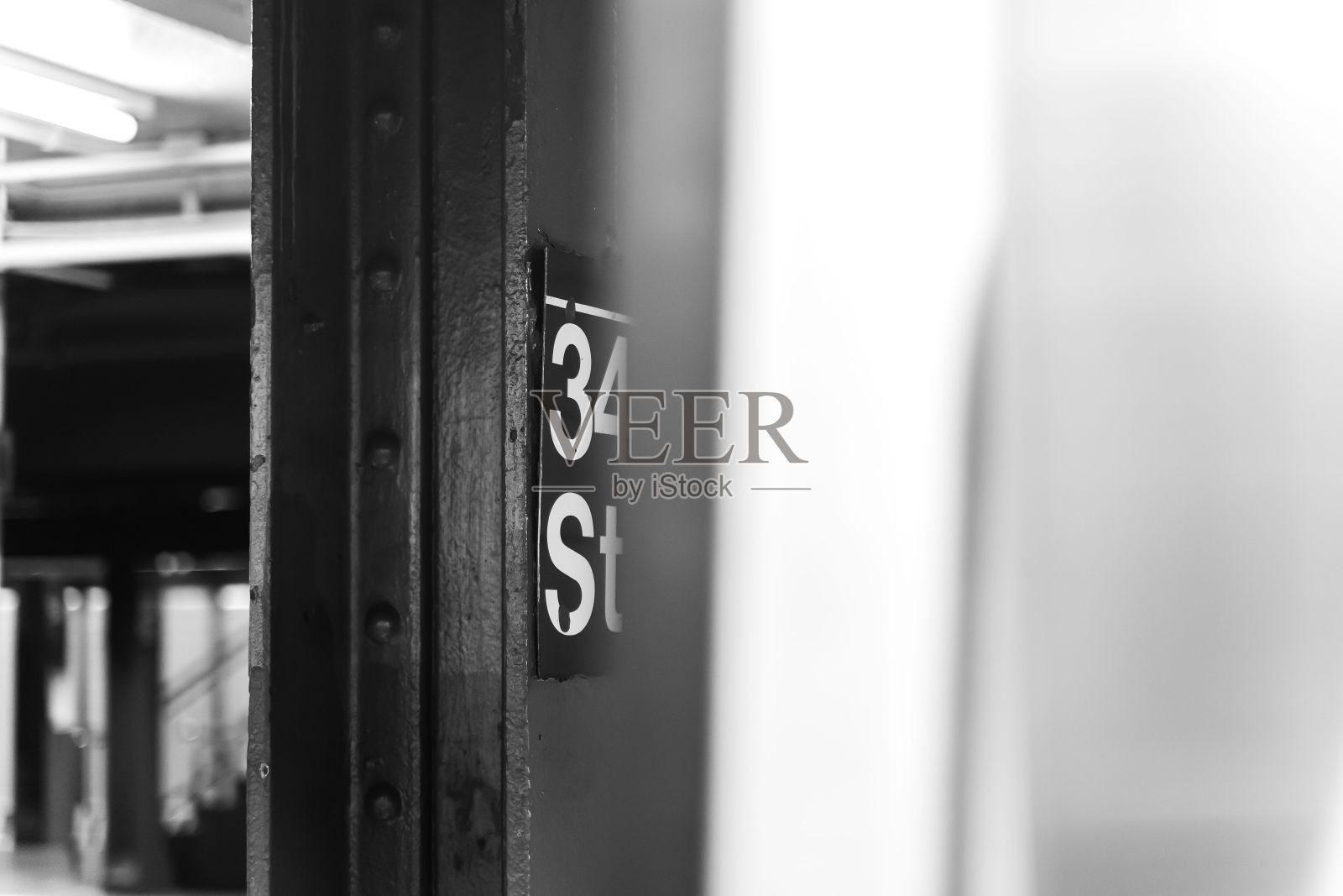 地铁车站招牌的灰度镜头照片摄影图片