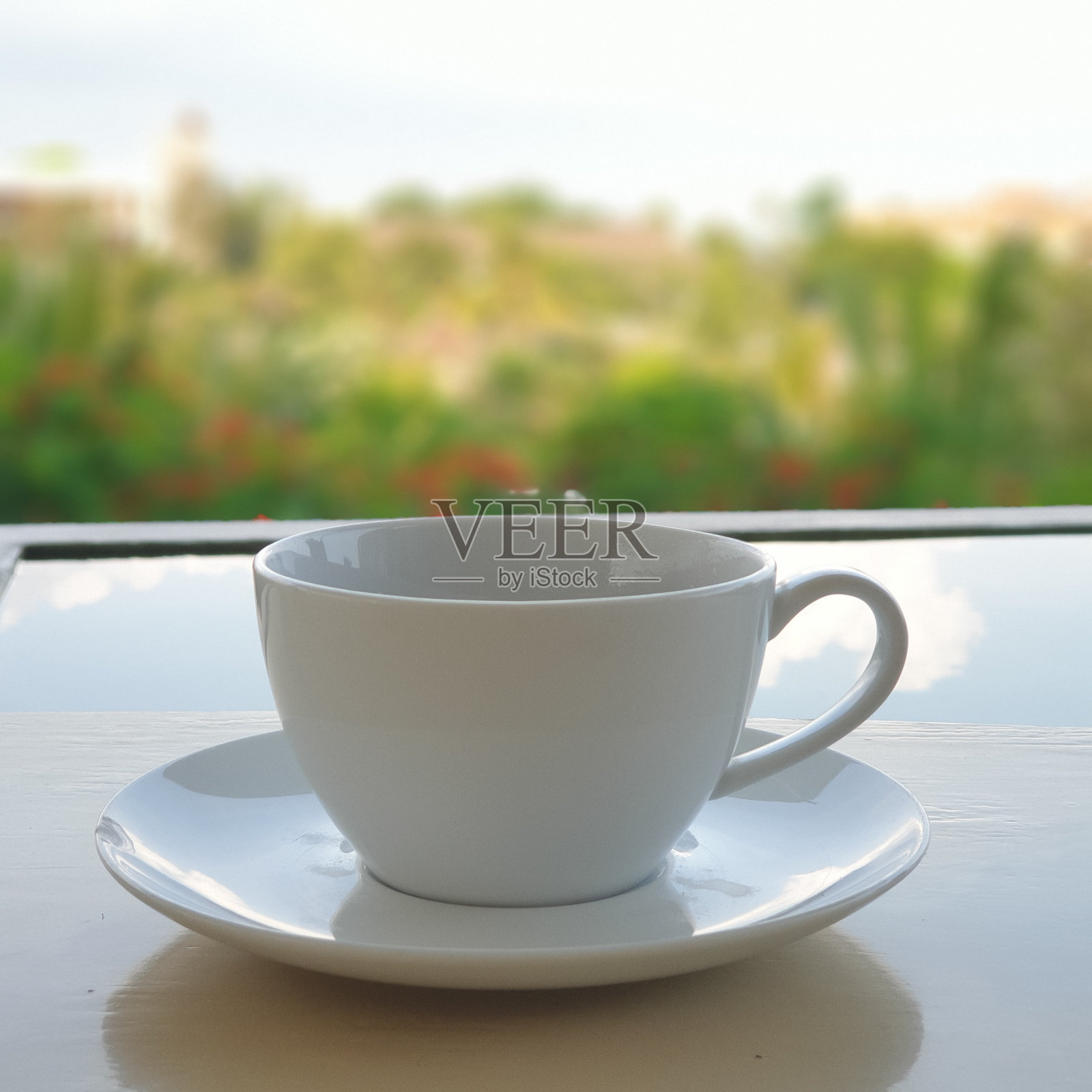 一杯背景模糊的茶照片摄影图片