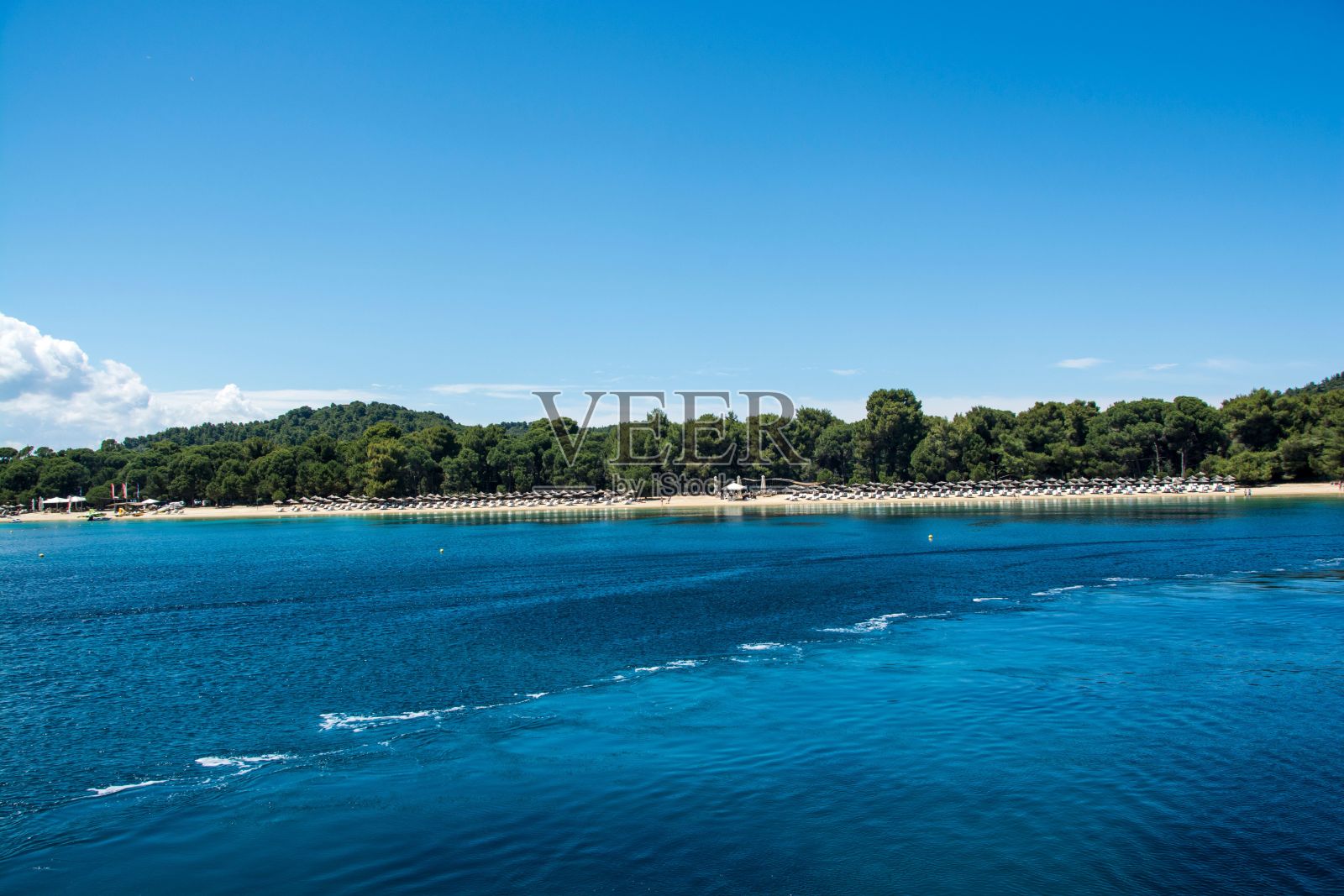 在阳光明媚的日子里,山附近的湖的美丽景色照片摄影图片