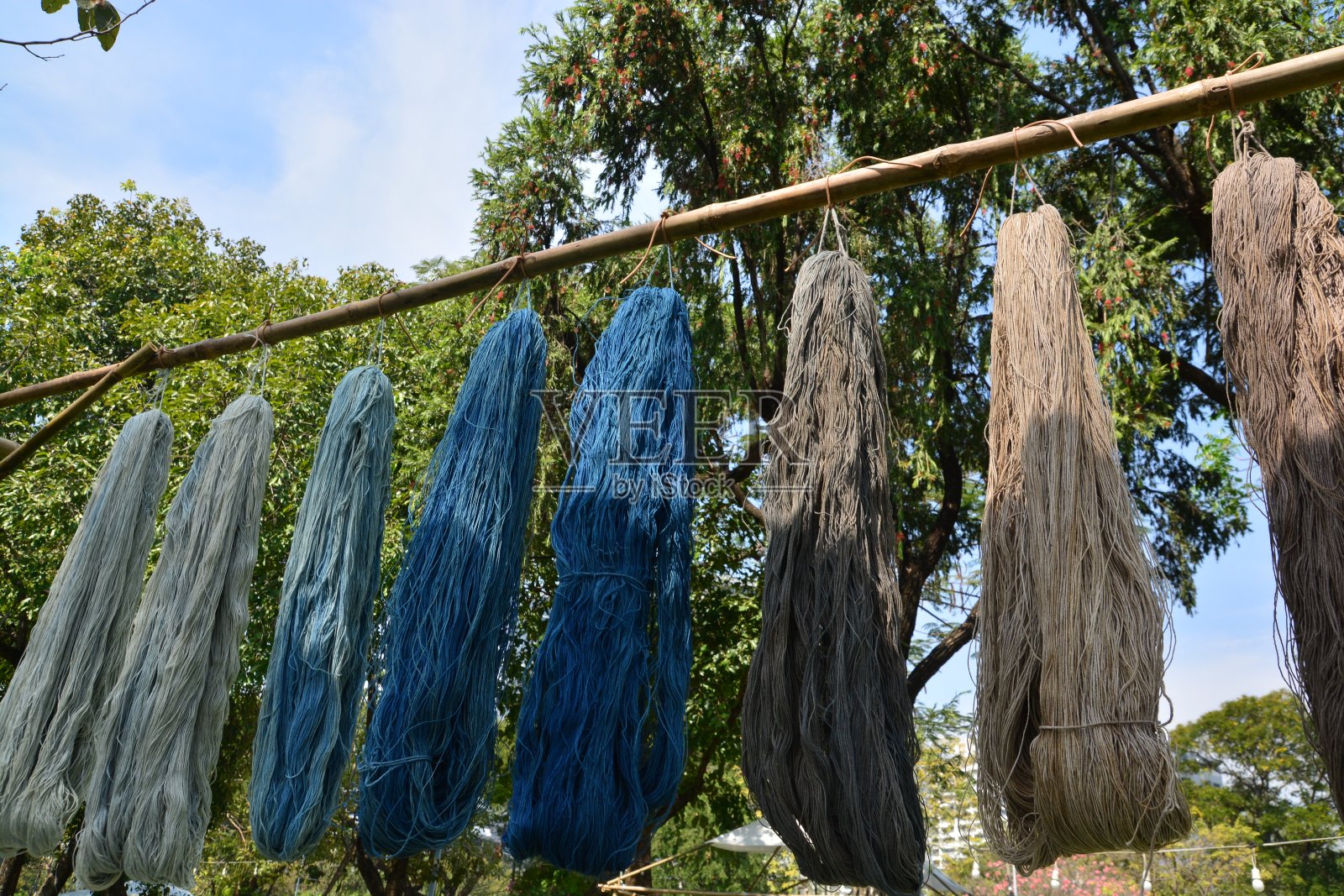 纱线在阳光下晒干照片摄影图片