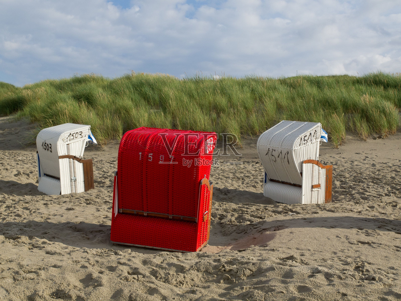 日落时分,德国Juist岛北海沙滩上的沙滩椅。照片摄影图片