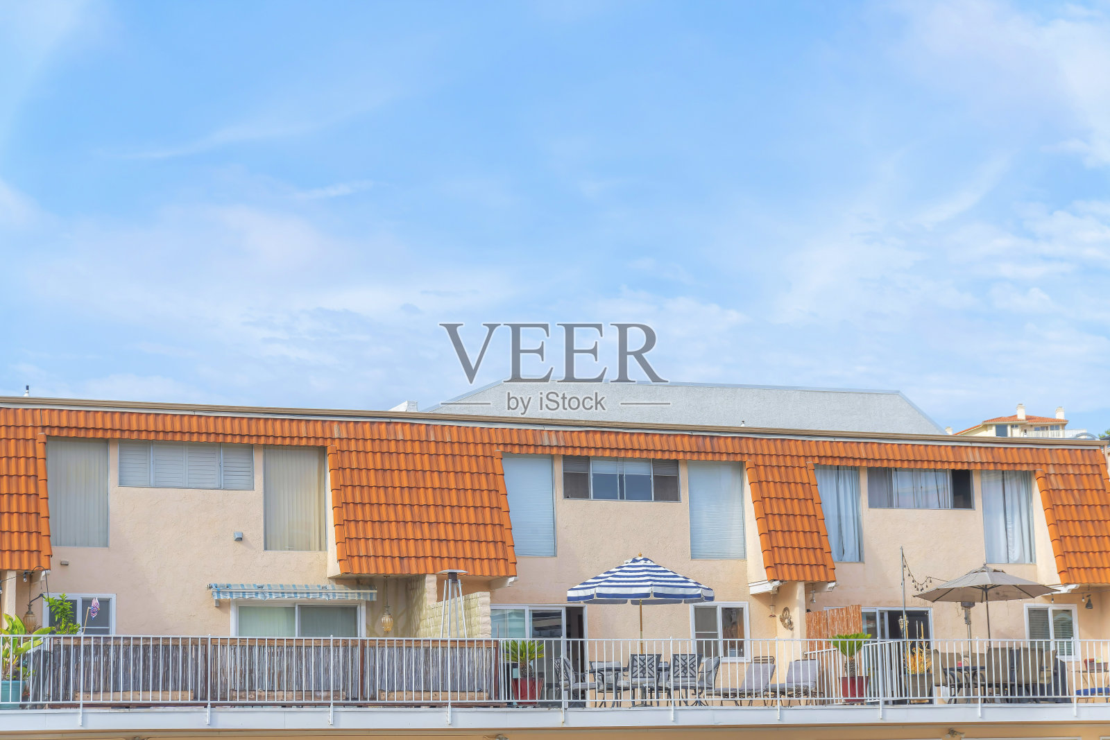 加州圣地亚哥卡尔斯巴德(Carlsbad)的联排别墅带有白色金属栏杆的露台照片摄影图片