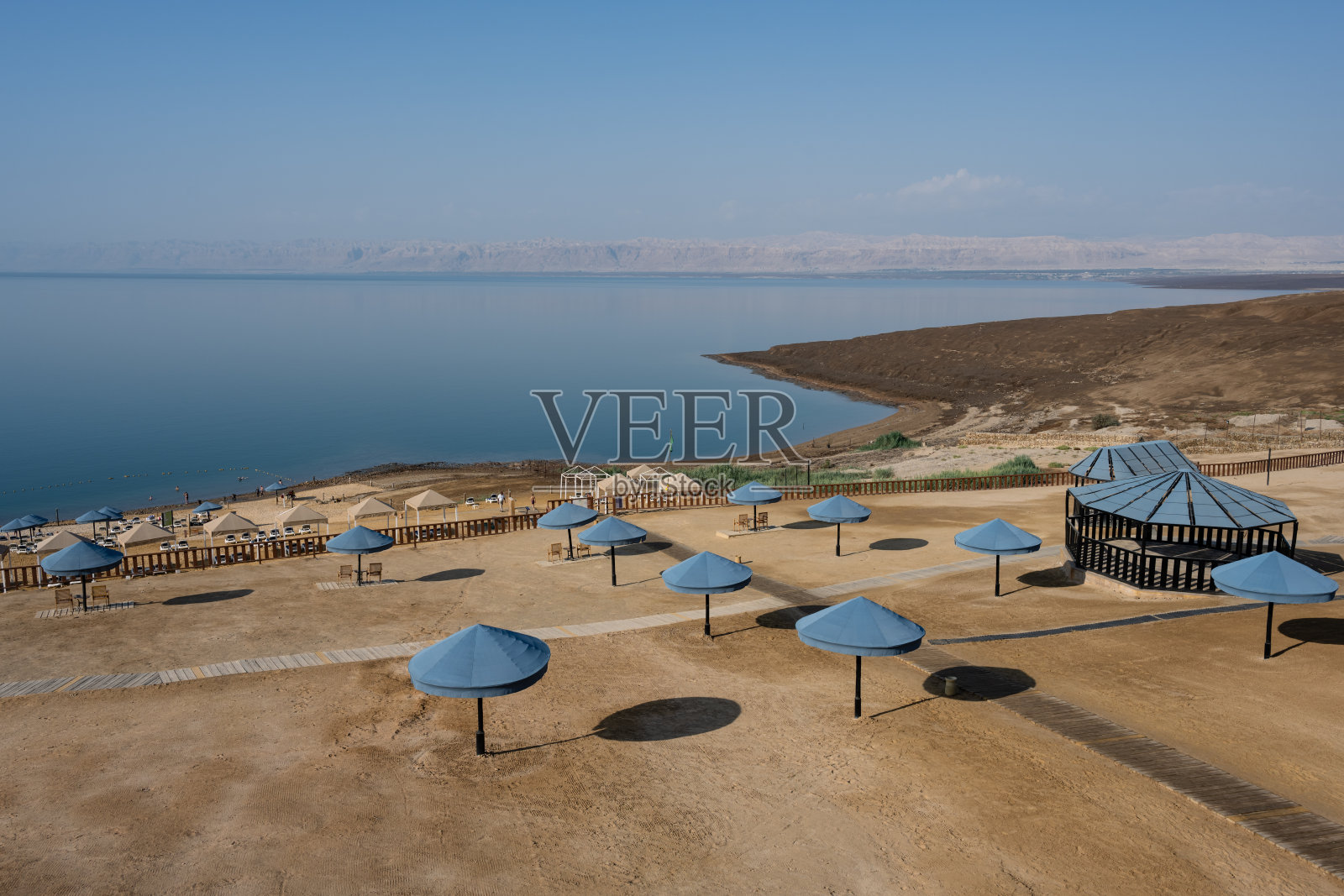 约旦的死海海滩和阳伞照片摄影图片
