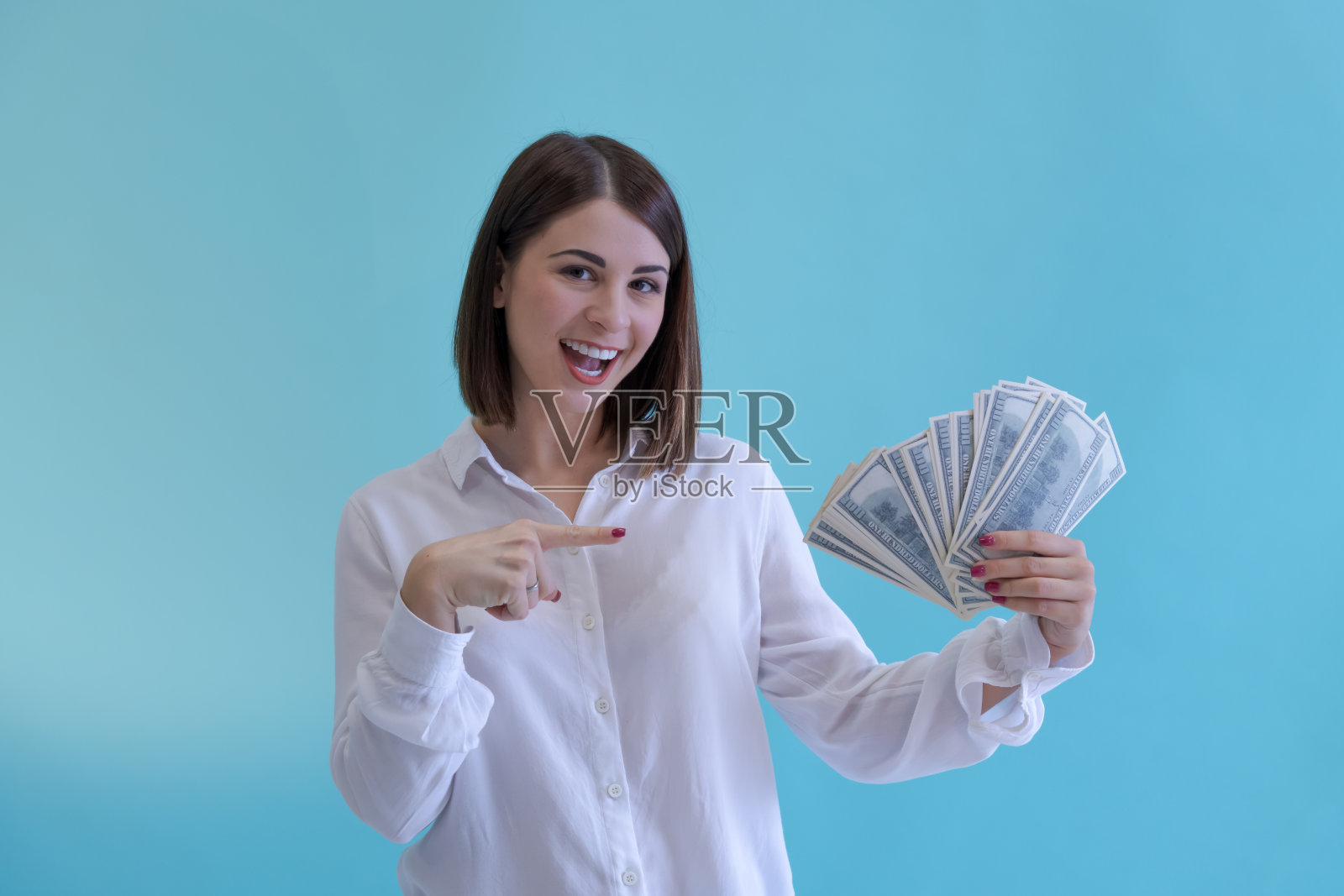 女人手里拿着一堆钱照片摄影图片